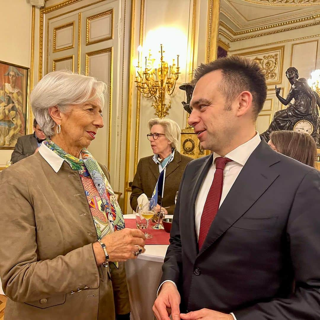 クリスティーヌ・ラガルドさんのインスタグラム写真 - (クリスティーヌ・ラガルドInstagram)「🇧🇪🇪🇺 To mark the Belgian Presidency of the Council of the EU, a special €2 commemorative coin has been produced.  I was delighted to join Belgium’s Finance Minister Vincent Van Peteghem and other colleagues yesterday evening to mark the launch of the coin.  Two million of these coins will shortly enter circulation.  Did you know that each country that uses the euro as its official currency may issue two commemorative coins per year?」1月16日 17時55分 - christinelagarde