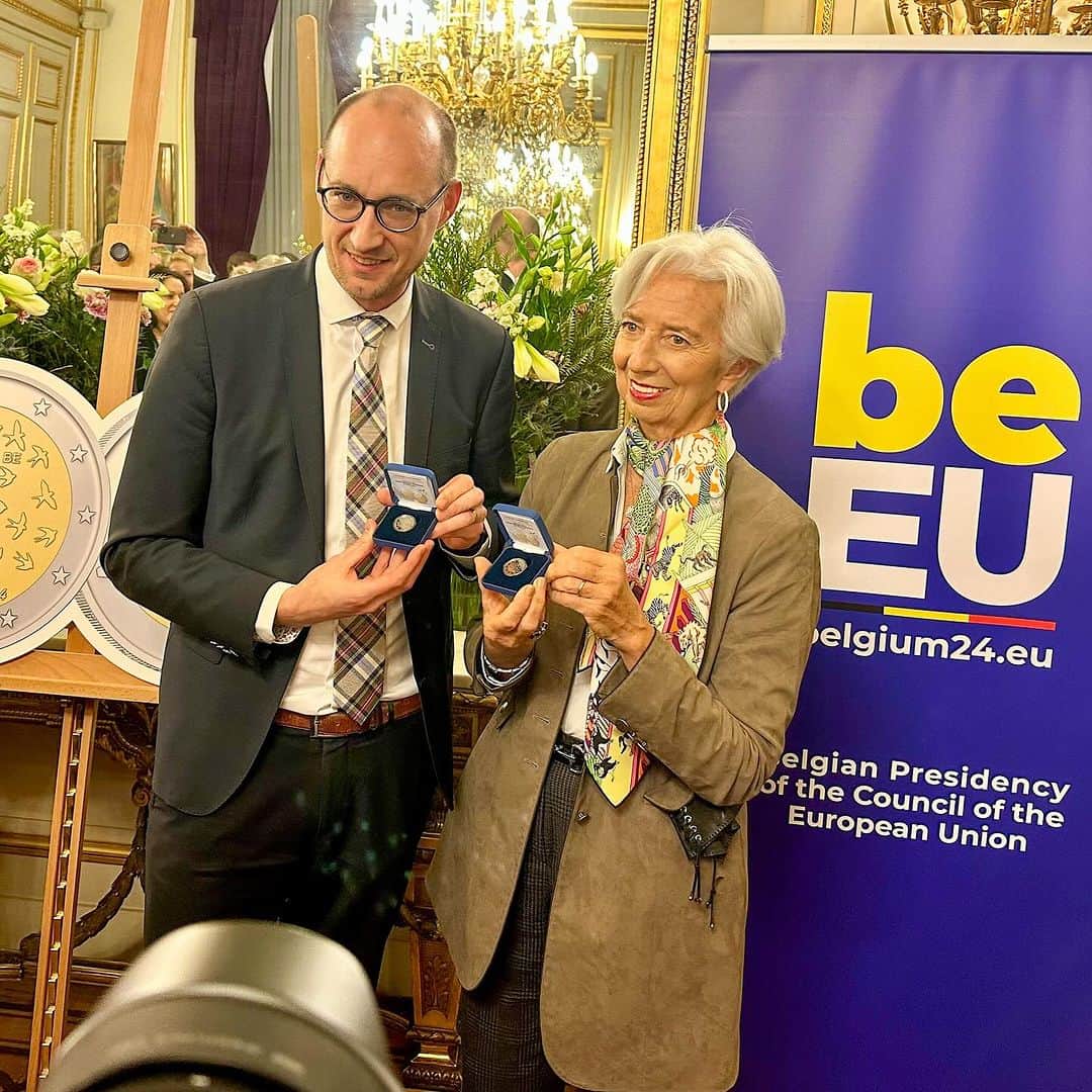 クリスティーヌ・ラガルドのインスタグラム：「🇧🇪🇪🇺 To mark the Belgian Presidency of the Council of the EU, a special €2 commemorative coin has been produced.  I was delighted to join Belgium’s Finance Minister Vincent Van Peteghem and other colleagues yesterday evening to mark the launch of the coin.  Two million of these coins will shortly enter circulation.  Did you know that each country that uses the euro as its official currency may issue two commemorative coins per year?」