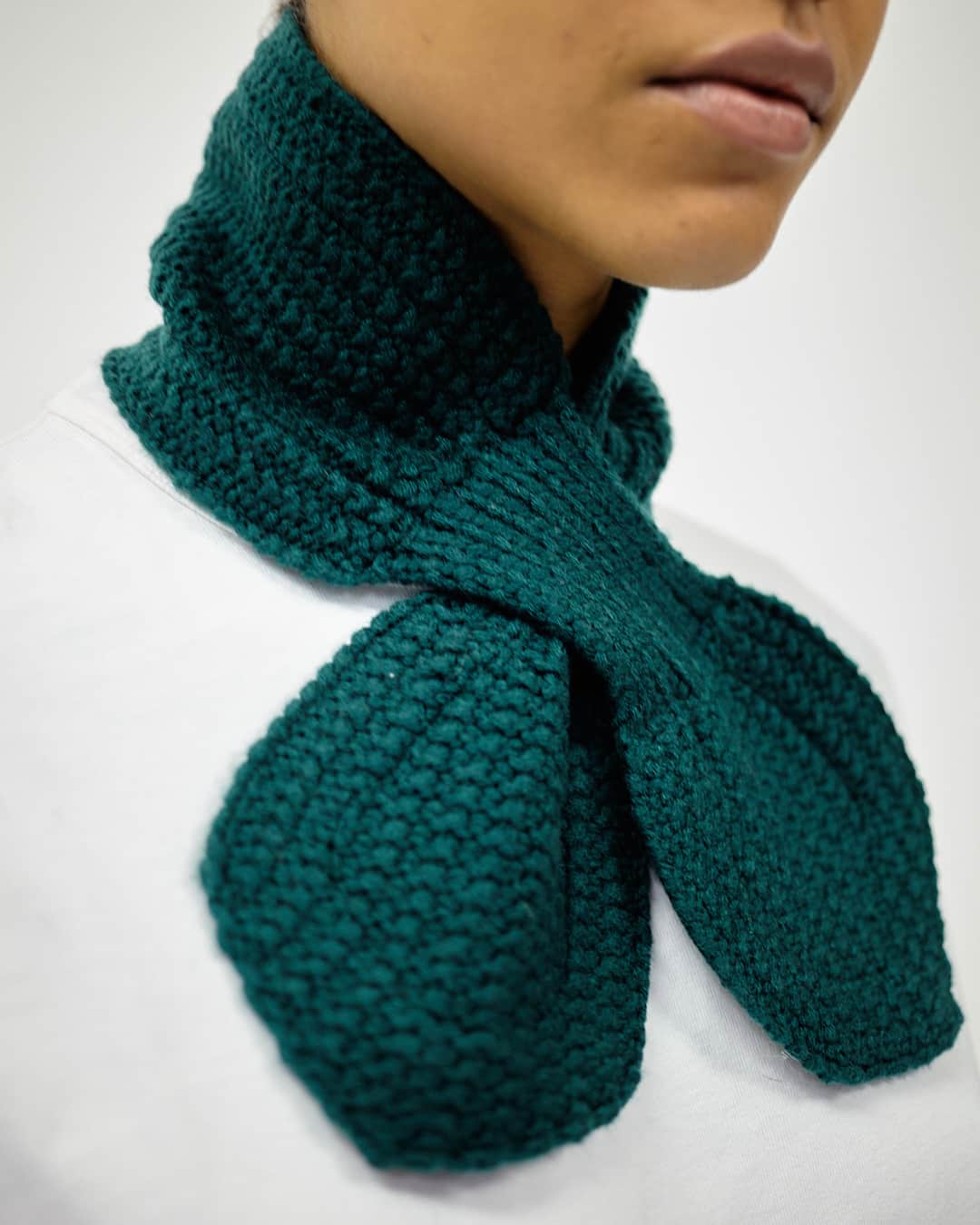 ユーマストクリエイトのインスタグラム：「New season hand knit slot scarf in a wool blend yarn with ribbed textured, featuring a cut out slit to allow for fastening around the neck.⁠」
