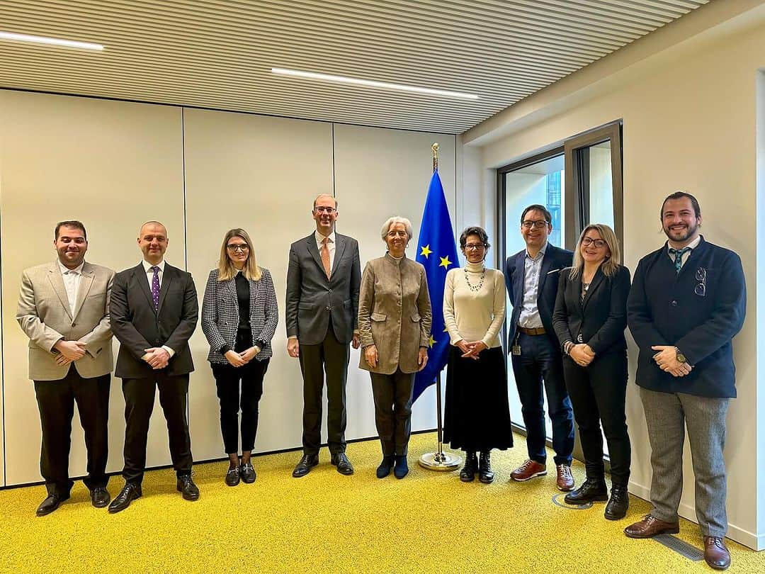 クリスティーヌ・ラガルドのインスタグラム：「I’ve been working from our Brussels office over the last couple of days and wanted to share a couple of photos with colleagues there.  The first photo shows the @europeancentralbank team there. They maintain our ongoing dialogue with other European institutions and support me greatly. A big thank you!  The second photo shows the House of the Euro community. Since the end of last year, our team has worked in this shared home for Eurosystem central banks.」