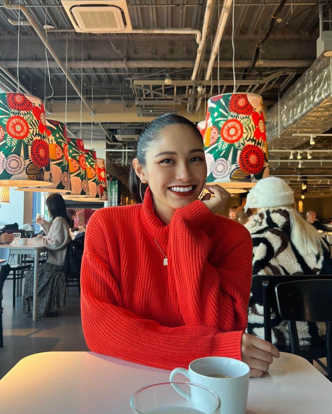 モラレスしれなのインスタグラム：「． orange knit 🧶🧡 @zara   今日いっぱい歩いたぞーー🌝👣⸒⸒ 最近ポニテが楽すぎるw  アイブロウ @rin_omotesando  マツエク @l.o.u.w.e」