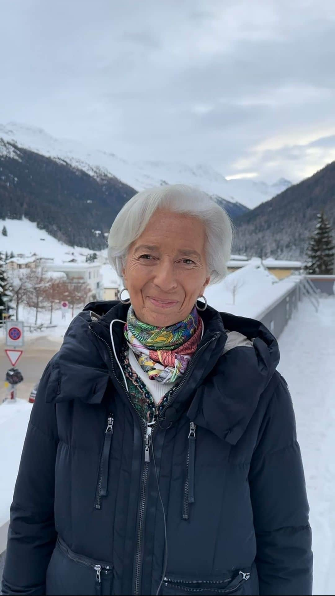 クリスティーヌ・ラガルドのインスタグラム：「I’m happy to be back in Davos for the @WEF annual meetings.  During this week, we will be discussing the global economic outlook.  From my side, I’ll be talking about the progress we’ve made to bring inflation back to our 2% target.   #WEF24」