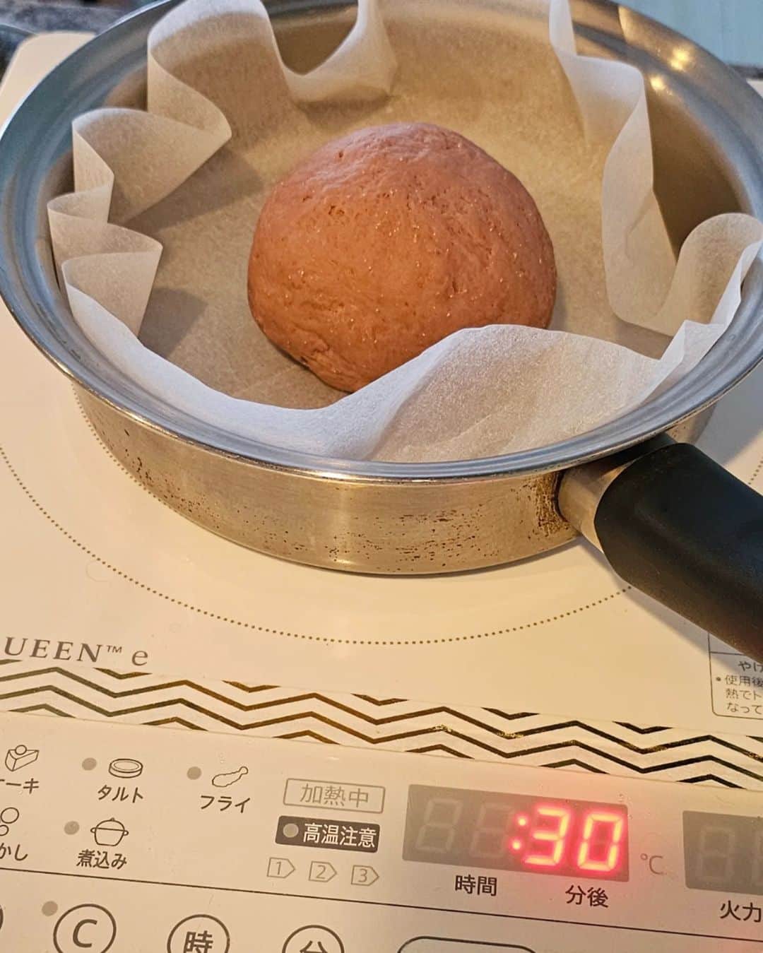 杉山由紀子さんのインスタグラム写真 - (杉山由紀子Instagram)「📍手作りビーツパン×ポテトチップス🥔  パンを捏ねる際にビーツの ファイトケミカルたっぷりのドリンク混ぜこんでみた❤️  めちゃよき👌 捏ねて(フープロ)⏩️発酵(保温モード)⏩️まるめて⏩️焼くだけ  パンは放置時間だけかかるから、 その間にじゃがいも(フープロスライス)してフライ✨  エサンテで揚げたじゃがいもは 本当にくどくなくていくらでも食べてしまう🥺  揚げ物が悪いわけじゃなくて、 🔹酸化してる油の摂取 🔹油の質 がだいじ👌✨  外食の時の油はやっぱり私もダメなことが多い🥺 だから揚げ物はほぼ家で♪ 油は敵にせず味方にねっ👌  #food #bakery #パン大好き #breakfast #instafood #手作り #手作りごはん #おうちごはん #料理 #料理教室 #料理好きな人と繋がりたい #食卓 #暮らし #献立 #クッキング #cookingram #お料理 #手料理 #クイーンクックレシピ #クイーンクック #QC #ポテチ #ポテトチップス #ビーツ #ファイトケミカル」1月17日 18時32分 - yukikosugiyama
