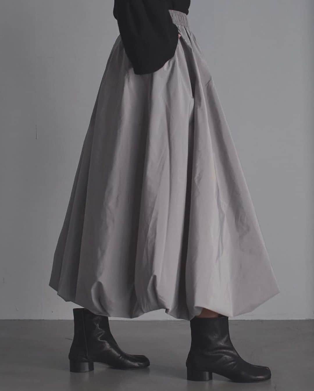 room306 CONTEMPORARYのインスタグラム：「⁡ 明日1/18(THU)20:00〜4型入荷致します。 ⁡ ✔︎Nylon Balloon Skirt ¥16,280 tax in ⁡ ✔︎Nylon Balloon Mini Skirt ¥16,280 tax in ⁡ 裾の立体的なバルーンデザインが目を惹くスカート。 広がりすぎないボリューム感で、カジュアルスタイルに取り入れやすいシルエットにこだわり仕上げました。 さらっとした柔らかなナイロン生地を使用し甘くなりすぎないように。 楽に着られるウエストゴム仕様もデイリーユースに嬉しいポイントです。 両サイドポケット付き。 ロング、ミニそれぞれの着こなしをお楽しみ下さいませ。 ⁡ #room306CONTEMPORARY #room306」