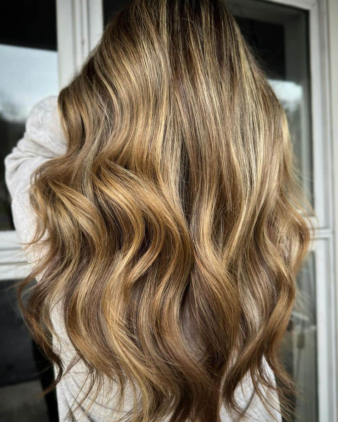 Moroccanoilのインスタグラム：「This is your sign to winterize your blonde. ❄️✨ Smitten with this dimensional sandy shade from @jessicascotthair!」