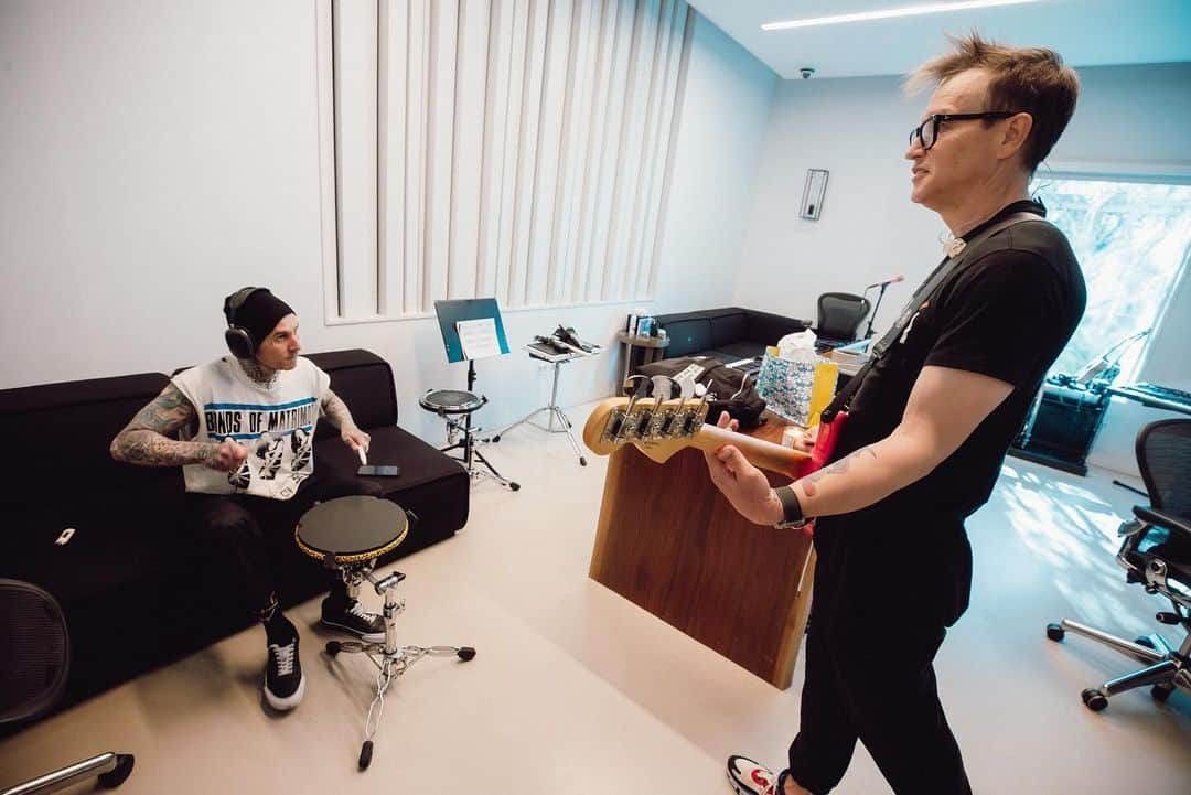 blink-182さんのインスタグラム写真 - (blink-182Instagram)「HARD at work ⚠️」1月20日 5時00分 - blink182