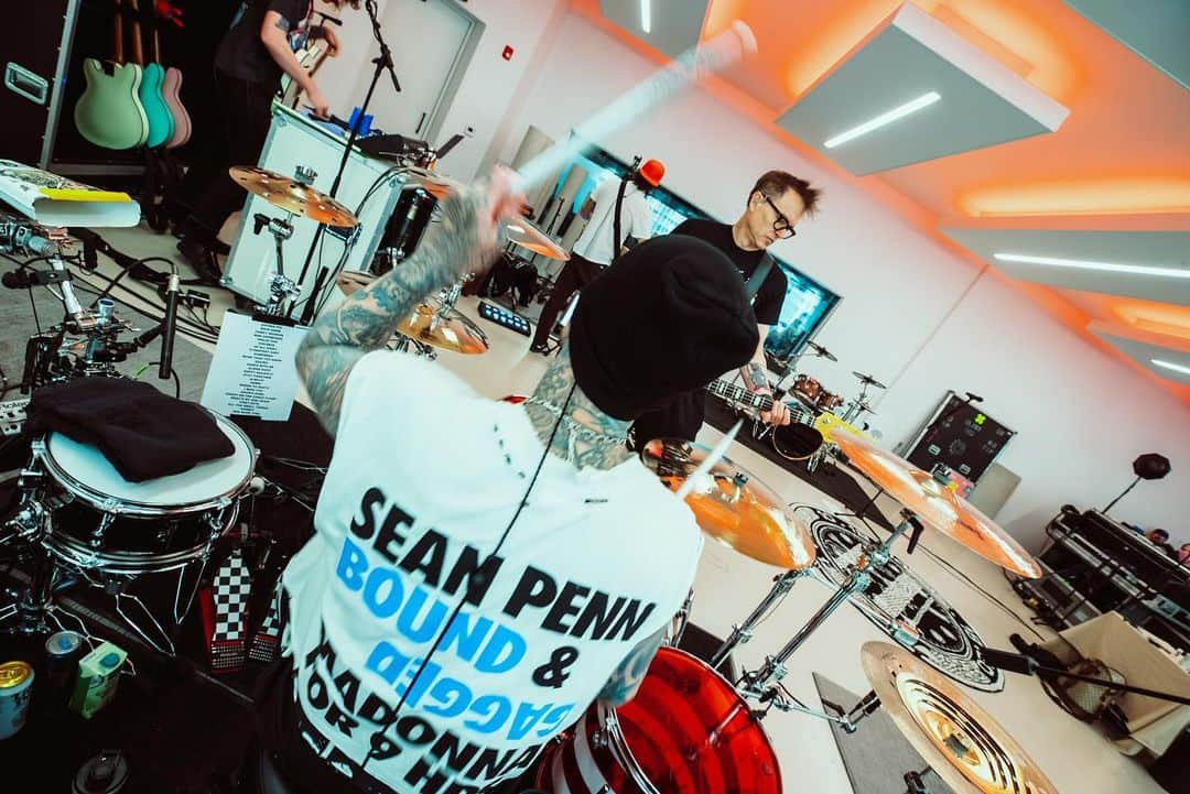 blink-182さんのインスタグラム写真 - (blink-182Instagram)「HARD at work ⚠️」1月20日 5時00分 - blink182