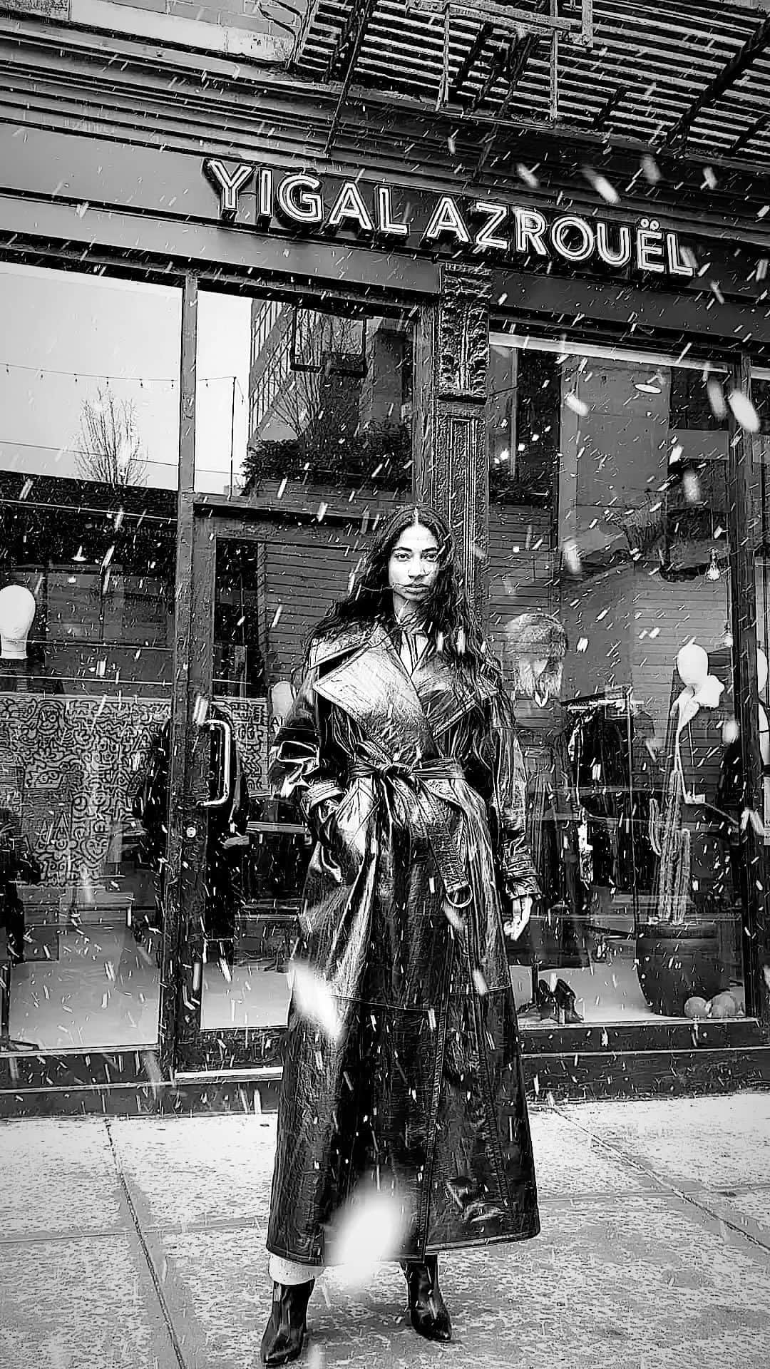 カット25のインスタグラム：「During casting day at my Atelier, witness the enchantment of a snowy scene as a stunning model showcases a beautiful leather Cape trenchcoat from #YigalAzrouel, expertly crafted in New York. ❄️✨ #WinterStyle #MadeInNewYork #soho #castingday」