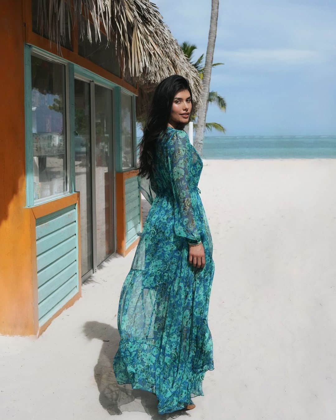 ジョニーワズのインスタグラム：「The weekend is calling.  @sophiadelrioo in our Raquel Silk Maxi Dress.」