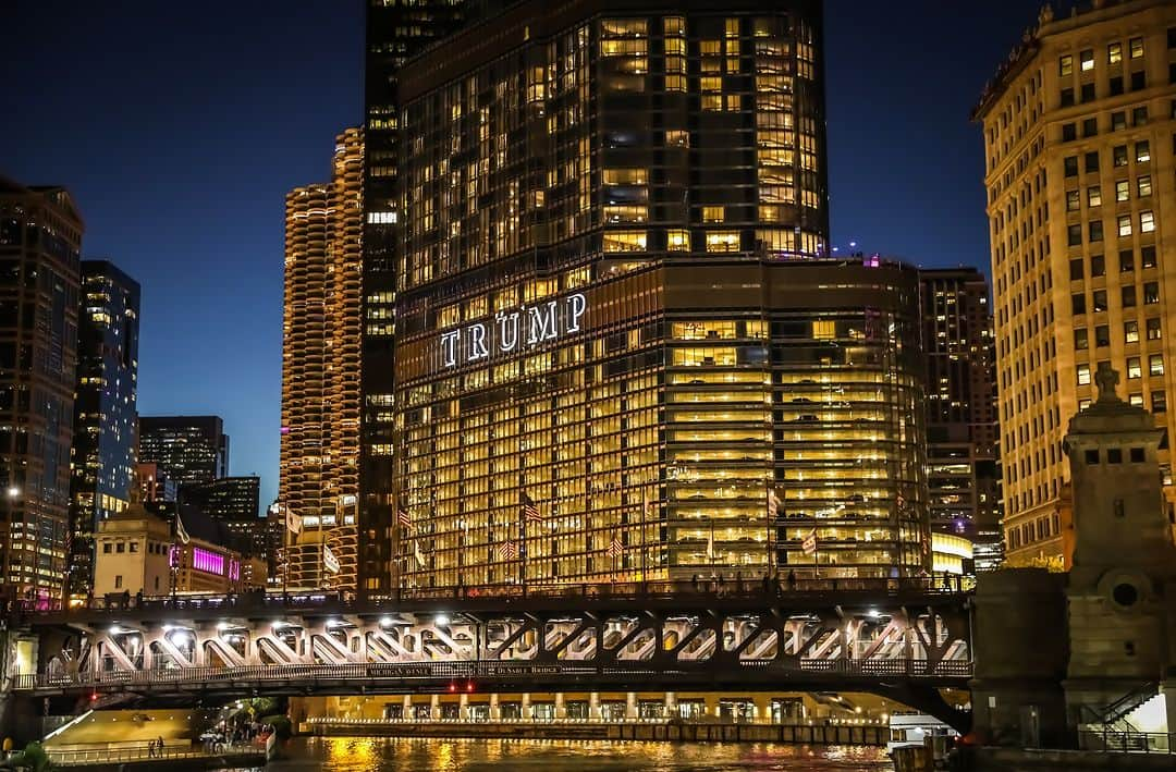 トランプ・ホテルのインスタグラム：「Experience Trump Chicago where luxury takes center stage and every corner is a masterpiece. Prepare to be amazed!✨ . . . .  #neversettle #trumphotels #luxuryhotels #luxury #suite #luxuryaccommodation #chicago #trumpchicago」