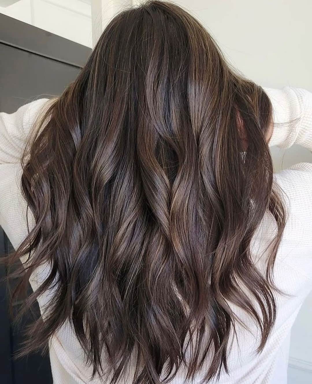 Moroccanoilのインスタグラム：「Piling on the proof that brunette is anything but boring. 💅 Rich, dimensional brunette by @hairbymy1 at @lisadinhhairstudio !」