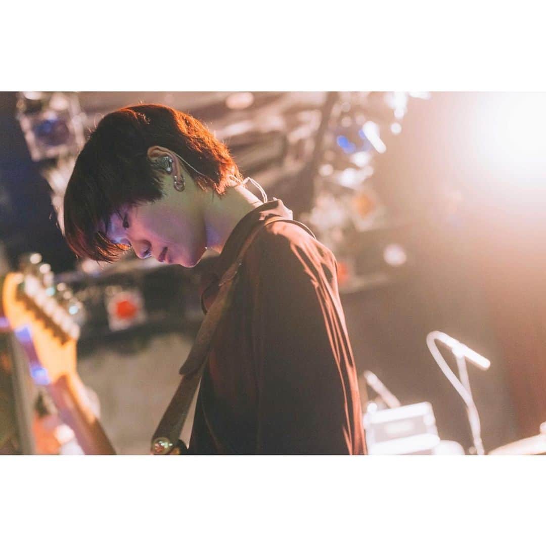 ソラさんのインスタグラム写真 - (ソラInstagram)「「ハッピーエンドを贈りたい」 セミファイナル！！ 1曲目のサプライズ喜んでくれてたら嬉しいな。 お待たせしましたという意味も込めての1曲目。 ⁡ アルバム曲達がしっかり育ったなという実感と、 ファイナルが間違いなく良いものになるという自信を持って帰って来れた。 泣いても笑っても次はツアーファイナル アルバムでもツアーでも謳ってる「ハッピーエンド」とは 全ては2.11の日のためのもの。 ハッピーエンドで幕引きと行きましょう。 大きな期待を持ってきてください。 ⁡ 2nd Album「ハッピーエンドを始めたい」 Release Tour「ハッピーエンドを贈りたい」 -TOUR FINAL- 2.11 渋谷WWW X ⁡ ⁡ Photo by(@junpeihiyoshi) ⁡ ⁡ ⁡ ⁡ ⁡ ⁡ ⁡ #lennycodefiction  #ギター #ライブ #バンド #新しい上司はど天然 #エンディングテーマ #花束 #初披露」1月21日 18時44分 - sora_style7