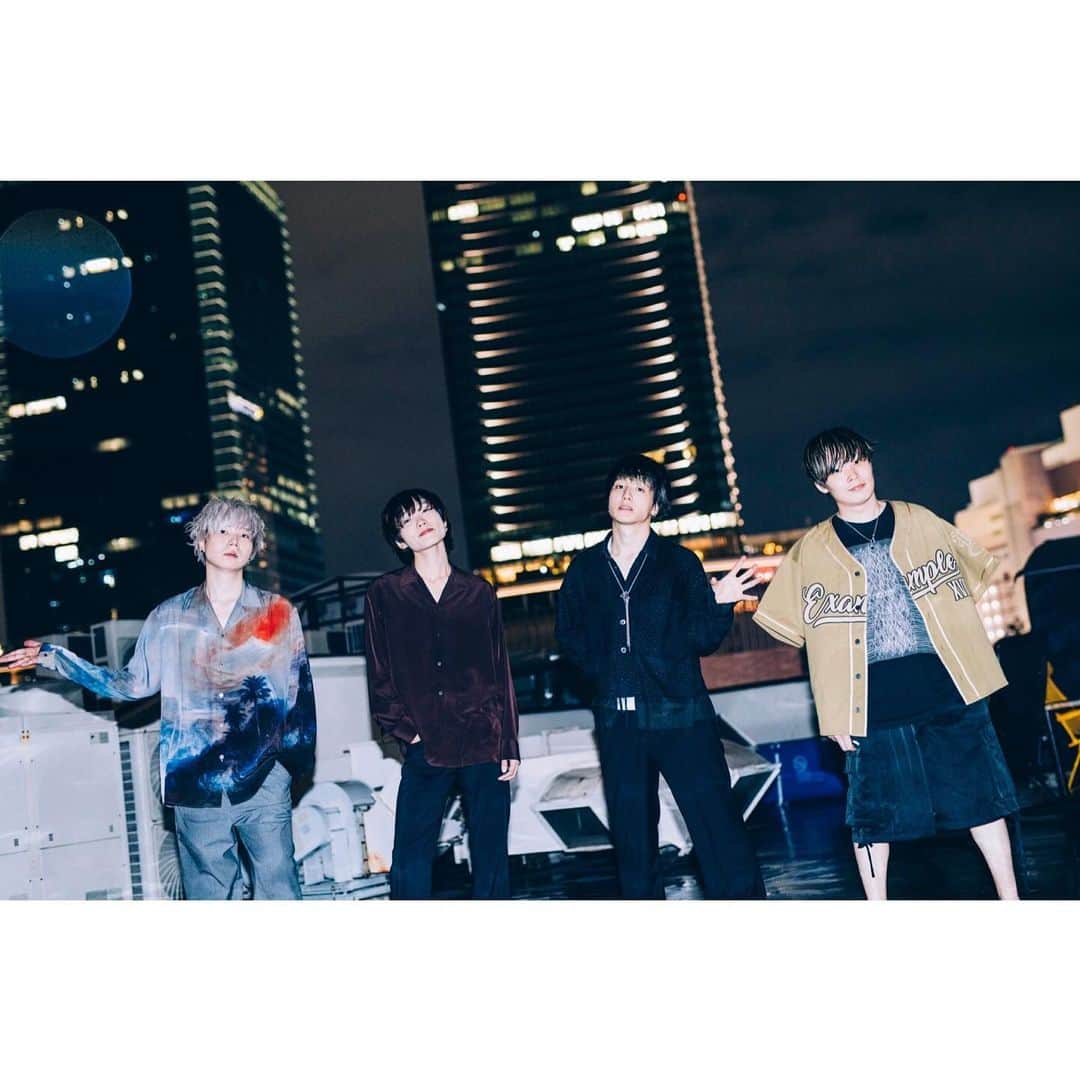 ソラさんのインスタグラム写真 - (ソラInstagram)「「ハッピーエンドを贈りたい」 セミファイナル！！ 1曲目のサプライズ喜んでくれてたら嬉しいな。 お待たせしましたという意味も込めての1曲目。 ⁡ アルバム曲達がしっかり育ったなという実感と、 ファイナルが間違いなく良いものになるという自信を持って帰って来れた。 泣いても笑っても次はツアーファイナル アルバムでもツアーでも謳ってる「ハッピーエンド」とは 全ては2.11の日のためのもの。 ハッピーエンドで幕引きと行きましょう。 大きな期待を持ってきてください。 ⁡ 2nd Album「ハッピーエンドを始めたい」 Release Tour「ハッピーエンドを贈りたい」 -TOUR FINAL- 2.11 渋谷WWW X ⁡ ⁡ Photo by(@junpeihiyoshi) ⁡ ⁡ ⁡ ⁡ ⁡ ⁡ ⁡ #lennycodefiction  #ギター #ライブ #バンド #新しい上司はど天然 #エンディングテーマ #花束 #初披露」1月21日 18時44分 - sora_style7