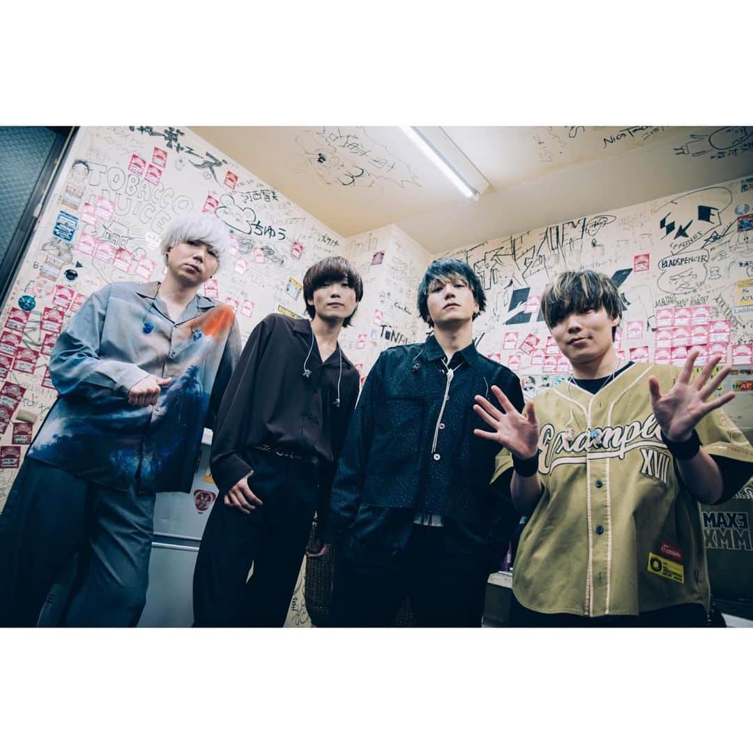 ソラさんのインスタグラム写真 - (ソラInstagram)「「ハッピーエンドを贈りたい」 セミファイナル！！ 1曲目のサプライズ喜んでくれてたら嬉しいな。 お待たせしましたという意味も込めての1曲目。 ⁡ アルバム曲達がしっかり育ったなという実感と、 ファイナルが間違いなく良いものになるという自信を持って帰って来れた。 泣いても笑っても次はツアーファイナル アルバムでもツアーでも謳ってる「ハッピーエンド」とは 全ては2.11の日のためのもの。 ハッピーエンドで幕引きと行きましょう。 大きな期待を持ってきてください。 ⁡ 2nd Album「ハッピーエンドを始めたい」 Release Tour「ハッピーエンドを贈りたい」 -TOUR FINAL- 2.11 渋谷WWW X ⁡ ⁡ Photo by(@junpeihiyoshi) ⁡ ⁡ ⁡ ⁡ ⁡ ⁡ ⁡ #lennycodefiction  #ギター #ライブ #バンド #新しい上司はど天然 #エンディングテーマ #花束 #初披露」1月21日 18時44分 - sora_style7