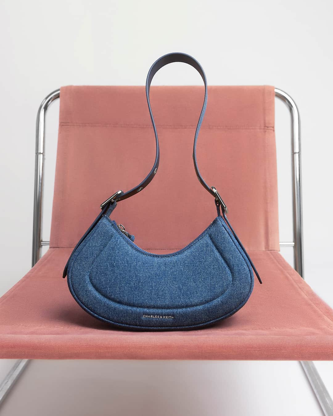 CHARLES & KEITHさんのインスタグラム写真 - (CHARLES & KEITHInstagram)「A throwback trend from the early 2000s, the denim bag is making a comeback — this cool denim-blue iteration of the Petra curved shoulder bag is definitely a worthy addition to your collection.  #CharlesKeithPetra #CharlesKeithSS24 #CharlesKeithOfficial  Products Featured: Petra Denim Curved Shoulder Bag」1月22日 16時00分 - charleskeithofficial