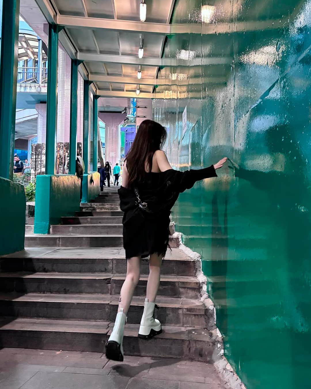 CHARLES & KEITHさんのインスタグラム写真 - (CHARLES & KEITHInstagram)「Actress Han So Hee was spotted in our white Triana platform ankle boots and Philomena half-moon crossbody bag in noir while travelling in Hong Kong.  Shop now via our link in bio.  @xeesoxee #HanSoHeexCharlesKeith #ImwithCharlesKeith」1月22日 19時00分 - charleskeithofficial