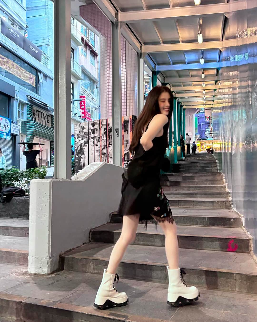 CHARLES & KEITHさんのインスタグラム写真 - (CHARLES & KEITHInstagram)「Actress Han So Hee was spotted in our white Triana platform ankle boots and Philomena half-moon crossbody bag in noir while travelling in Hong Kong.  Shop now via our link in bio.  @xeesoxee #HanSoHeexCharlesKeith #ImwithCharlesKeith」1月22日 19時00分 - charleskeithofficial