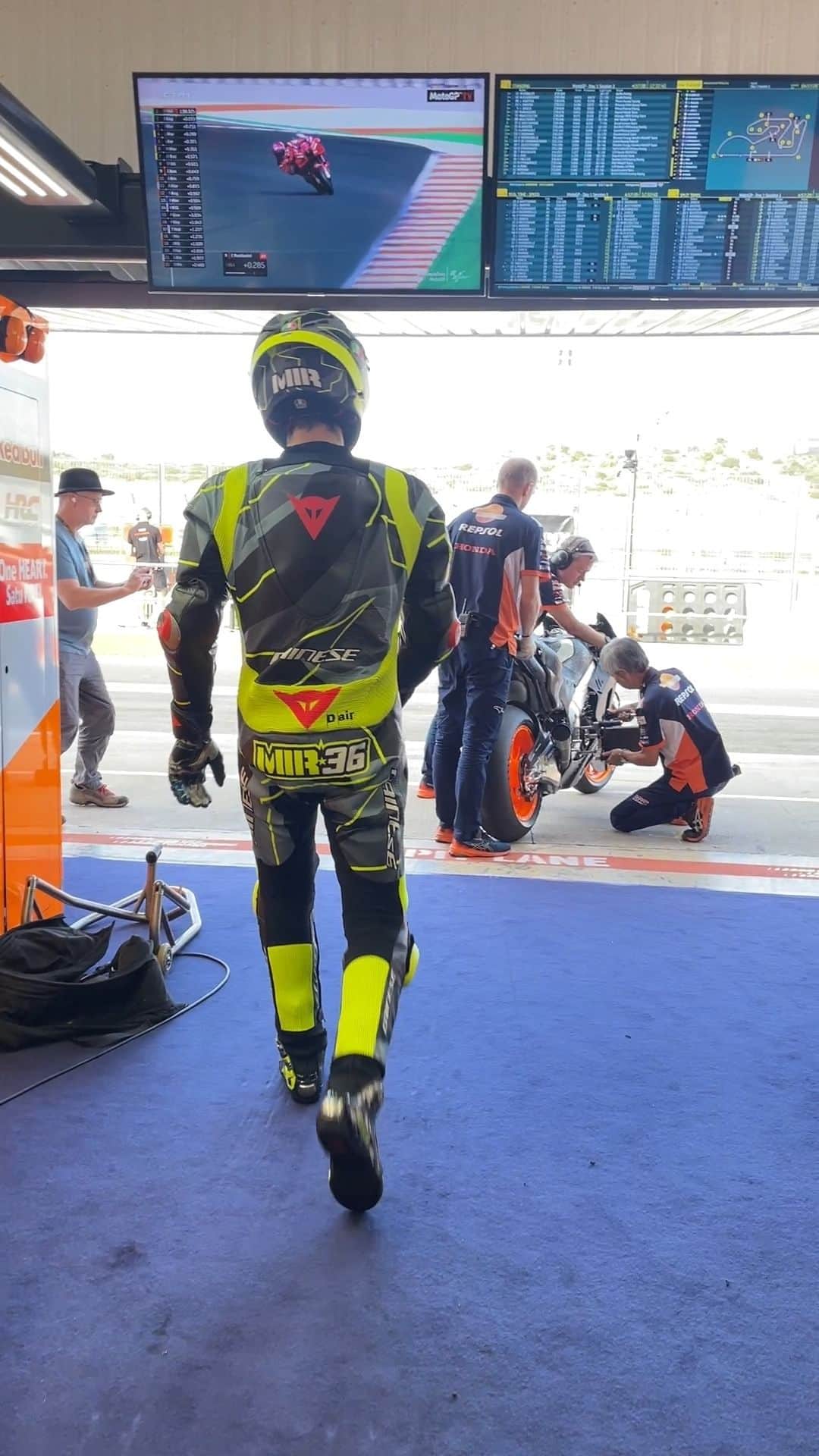 レプソル・ホンダのインスタグラム：「Monday. The start of a new week. So let's take a look back at the start of a new adventure, @joanmir36official's first time on the Honda RC213V at the Valencia Test in 2022.  Now he begins his second year with the machine.」