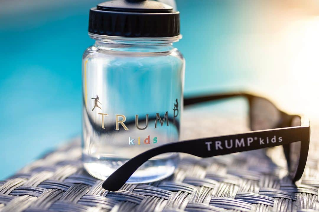 トランプ・ホテルさんのインスタグラム写真 - (トランプ・ホテルInstagram)「Elevate your family getaway at Trump Hotels!   We ensure an unforgettable experience with exclusive perks, including complimentary stylish water bottles for our little VIPs.    Create lasting memories in the lap of luxury! ✨ . . . . .  #LuxuryTravel #TrumpHotels #fivestar #fivestarexperience #trumphotel #neversettle #luxuryhotels #trumpkids #kidstravel」1月23日 3時00分 - trumphotels