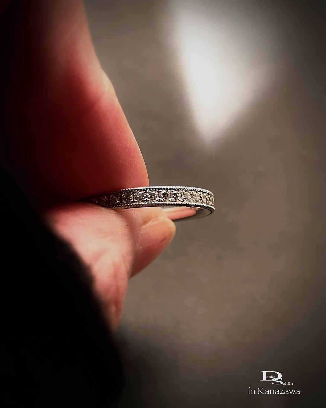 Danke schön ダンケ 金沢 結婚指輪 鍛造さんのインスタグラム写真 - (Danke schön ダンケ 金沢 結婚指輪 鍛造Instagram)「・ ・ ハイ🙌🏻 今日のバウアーさんは これにします。 ・ ・ やっと 通常の動きになり ・ ・ が！しかし！ 私はアスリートか…と思うくらいに ・ ・ 店に居ても…カメラ片手にしても… なんだか変な感じ ・ ・ こんなに間があいて ・ ・ 現場に立つ事も 写真撮影も初めてかも ・ ・ 人の感覚って凄い ・ ・ あの感覚が自分にとっては 普通…と思っていたけど ・ ・ それが突如途切れると こんな風になるものかとビックリ ・ ・ やっぱり現場での空気感の積み重ねって ある意味凄い感覚なんだと今更ながら痛感 ・ ・ 年明けから新たな構図での 投稿と思っていたけど ・ ・ まだビビビっと来ていないので 通常運転撮影…無難な撮影でミル打ちモデルさん ・ ・ 婚約指輪にも その後の重ね使いにも 万能な形状（幅/厚み）のモデルです。 ・ ・ ・ ・ ・ 【工業系 鍛造削り出し】 🇩🇪クリスチャンバウアー 専門店 ・ ・ ワンランク上をいくノウハウの クリスチャンバウアーの選び方なら 『Danke schön 』 ・ ・ ・ —— 𝐃𝐚𝐧𝐤𝐞——— ▪︎ Instagramプロフィール 🔜 @danke2005  —————————————————————𝐒𝐜𝐡⍥𝐧——— ・ ・ #クリスチャンバウアー金沢 #鍛造指輪 #鍛造リング #結婚指輪 #結婚指輪オーダー #切削加工 #結婚指輪探し #結婚指輪選び #指輪探し #指輪選び #マリッジリング #結婚指輪金沢 #金沢結婚指輪 #セカンドリング #結婚指輪買い替え #地金屋鍛造 #ブライダルリング #結婚記念日 #ベビーリング #ドイツリング #クリスチャンバウアーダンケ #クリスチャンバウアーdanke #ダイヤモンドリング #セットアップコーデ #ミル打ち #フルエタ   ——————————————✈︎ ———  鍛造削り出し 🇩🇪クリスチャンバウアー 専門店 『𝐃𝐚𝐧𝐤𝐞 𝐬𝐜𝐡⍥𝐧』 ・ • 営業時間 am11:00〜pm9:00 • 定休日 : 木曜日 • 駐車場 : 店舗前OK • ご予約 : 優先 ・ ・ ——𝐃𝐚𝐧𝐤𝐞——————————————— ▪︎トップページ 🔜 @danke2005 ———————————————————-𝐒𝐜𝐡⍥𝐧」1月23日 15時41分 - danke2005