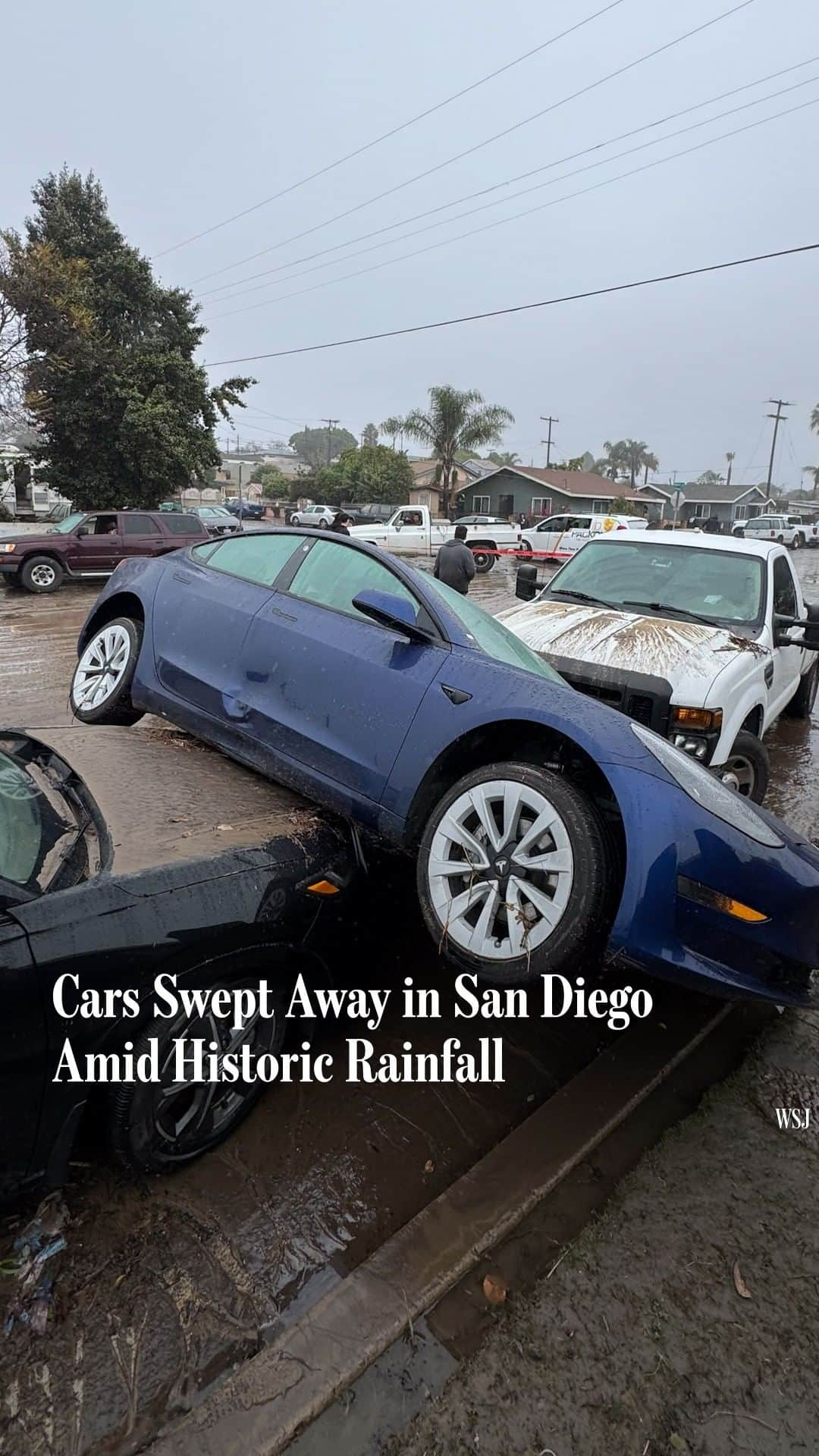 Wall Street Journalのインスタグラム：「Flash floods swept away cars and inundated homes in San Diego, which had its wettest January day on record, according to the National Weather Service.⁠ ⁠ Heavy rainfall across the southern U.S. is likely to cause numerous flash floods through Friday, the weather service said.⁠ ⁠ Photo: Denis Poroy/AP」