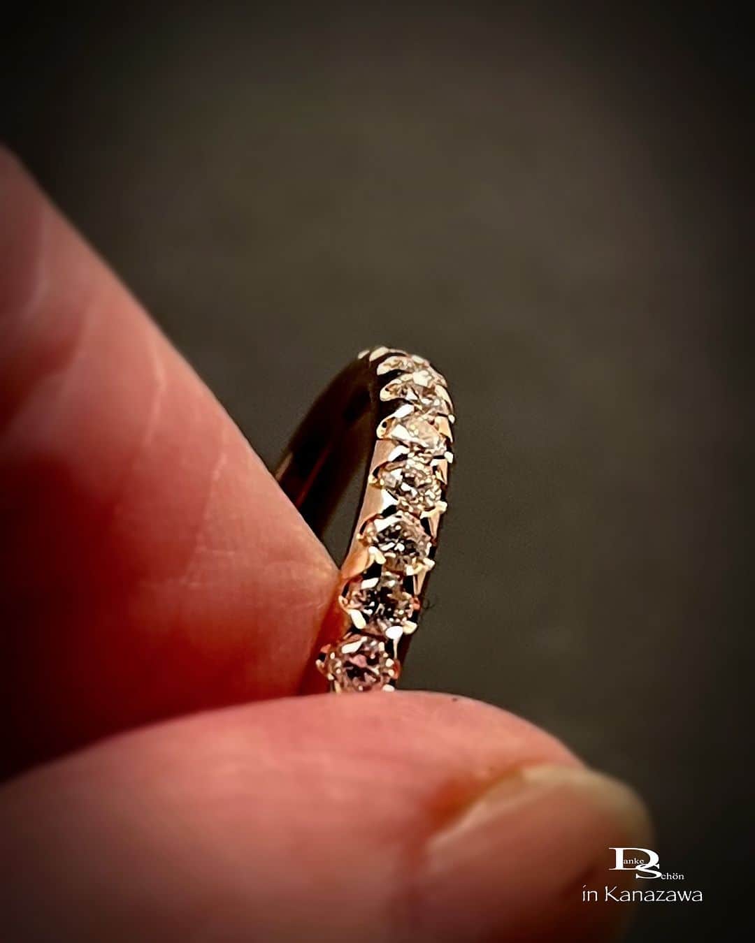 Danke schön ダンケ 金沢 結婚指輪 鍛造さんのインスタグラム写真 - (Danke schön ダンケ 金沢 結婚指輪 鍛造Instagram)「・ ・ ハイ🙌🏻 今日のバウアーさんは これにします。 ・ ・ Diaは美しいモノと 誰もが知ってはいるけど ・ ・ そのDiaをより一層 際立たせるには ・ ・ DiaのグレードをUPするのも 一つの手ではありますが ・ ・ そ れ よ り も ・ ・ Diaを支えている地金部分に 着眼している人は ・ ・ ほんの一握り ・ ・ 地金の質に拘り 地金の密度に拘り 地金の削り出し方に拘り ・ ・ これって只！指輪を見ているだけでは 全く分からない指輪の「中身」の部分の事 ・ ・ この違いを知る為には 「触れる」事が先ず第1歩 ・ ・ そぅ🙌🏻 行動あるのみ ・ ・ 知って損は無いけど 知らずで指輪選びをしたら ・ ・ その後、知った時に えぇぇ———😱となるから ・ ・ コレを 「後悔」と言うのでは…😖 ・ ・ 実はそう言う「もっと早く知りたかった」と 言う人達を沢山見て来ているので ・ ・ 敢えて今年も 書き続けて参ります🙌🏻 ・ ・ 「選ぶ事」より先ず「知る事」から 始めてみませんか？ ・ ・ ・ ・ ・ 【工業系 鍛造削り出し】 🇩🇪クリスチャンバウアー 専門店 ・ ・ ワンランク上をいくノウハウの クリスチャンバウアーの選び方なら 『Danke schön 』 ・ ・ ・ —— 𝐃𝐚𝐧𝐤𝐞——— ▪︎ Instagramプロフィール 🔜 @danke2005  —————————————————————𝐒𝐜𝐡⍥𝐧——— ・ ・ #クリスチャンバウアー金沢 #鍛造指輪 #鍛造リング #結婚指輪 #結婚指輪オーダー #切削加工 #結婚指輪探し #結婚指輪選び #指輪探し #指輪選び #マリッジリング #結婚指輪金沢 #金沢結婚指輪 #セカンドリング #結婚指輪買い替え #地金屋鍛造 #ブライダルリング #結婚記念日 #ベビーリング #ドイツリング #クリスチャンバウアーダンケ #クリスチャンバウアーdanke #ダイヤモンドリング #セットアップコーデ #ミル打ち #フルエタ   ——————————————✈︎ ———  鍛造削り出し 🇩🇪クリスチャンバウアー 専門店 『𝐃𝐚𝐧𝐤𝐞 𝐬𝐜𝐡⍥𝐧』 ・ • 営業時間 am11:00〜pm9:00 • 定休日 : 木曜日 • 駐車場 : 店舗前OK • ご予約 : 優先 ・ ・ ——𝐃𝐚𝐧𝐤𝐞——————————————— ▪︎トップページ 🔜 @danke2005 ———————————————————-𝐒𝐜𝐡⍥𝐧」1月24日 12時52分 - danke2005