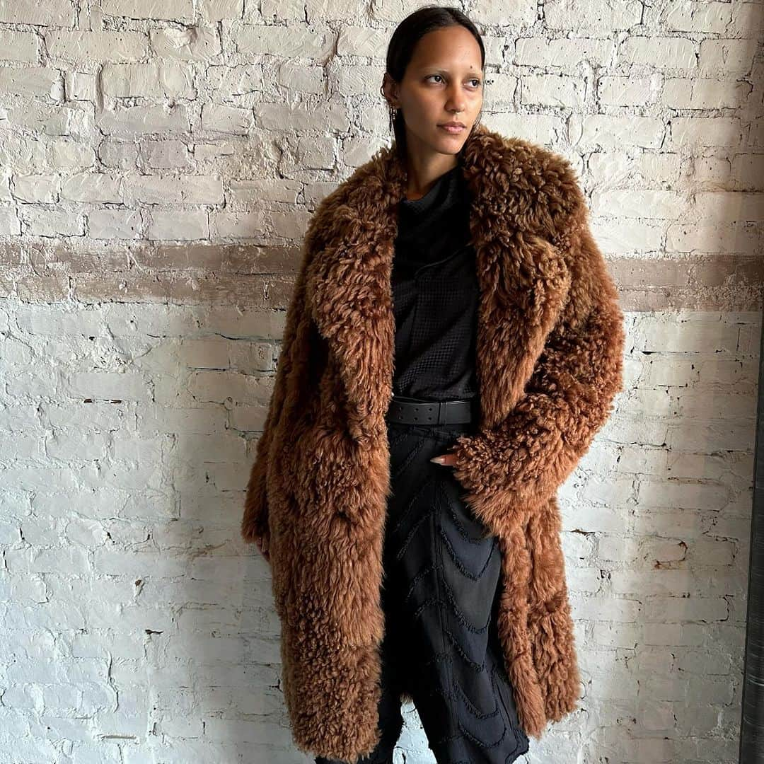 カット25さんのインスタグラム写真 - (カット25Instagram)「Own the NYC streets and beyond with the ultimate cool style! 🔥 Reversible brown curly Raglin Sherling coat - a timeless showstopper. Laser-cut denim, silky blouse, snakeskin boots - your instant go-to for coolness and confidence! 🌟 #YigalAzrouel #NYCStyle #fashionmoment」1月24日 12時58分 - yigalazrouel