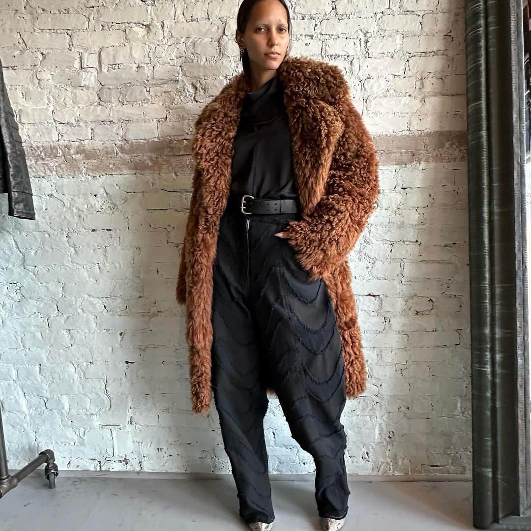 カット25のインスタグラム：「Own the NYC streets and beyond with the ultimate cool style! 🔥 Reversible brown curly Raglin Sherling coat - a timeless showstopper. Laser-cut denim, silky blouse, snakeskin boots - your instant go-to for coolness and confidence! 🌟 #YigalAzrouel #NYCStyle #fashionmoment」