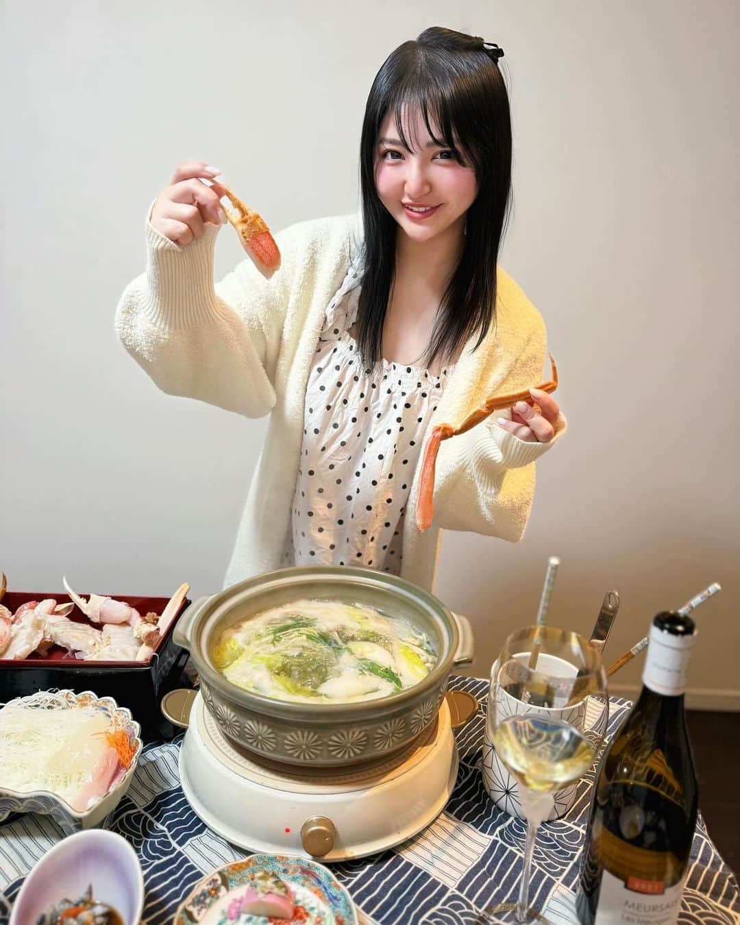 大塚里香のインスタグラム：「お家で蟹しゃぶ🦀 ぽかぽか温まりました🍲  ポン酢には柚子を絞って香りと酸味が最高！ 卵巾着煮は半熟で…🥚  デザートは大好きなキルフェボン🫶🏻  【献立】 ✳︎蟹しゃぶ ✳︎牡蠣の昆布焼き ✳︎板わさ ✳︎卵巾着煮 ✳︎お刺身（スルメイカ・鰤） ✳︎明太はんぺんチーズ ✳︎なまこ  ✼••┈┈┈┈••✼••┈┈┈┈••✼ ••┈┈┈┈••✼ #cook #cooking #homedinner #hotpot #crab #wine #japanesegoods #和食 #蟹しゃぶ #蟹 #クッキング #おうちごはん #お家ごはん #牡蠣 #ワイン #料理 #献立 #たまご #キルフェボン #鍋」