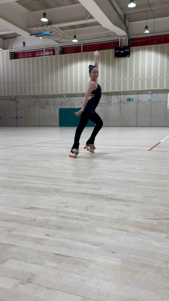 セリア・ロブレドのインスタグラム：「🖤 FLUYE 🖤   #skating #inlineskating #patinaje #figureskating #patinajesobreruedas #fluye #fluir #flow」