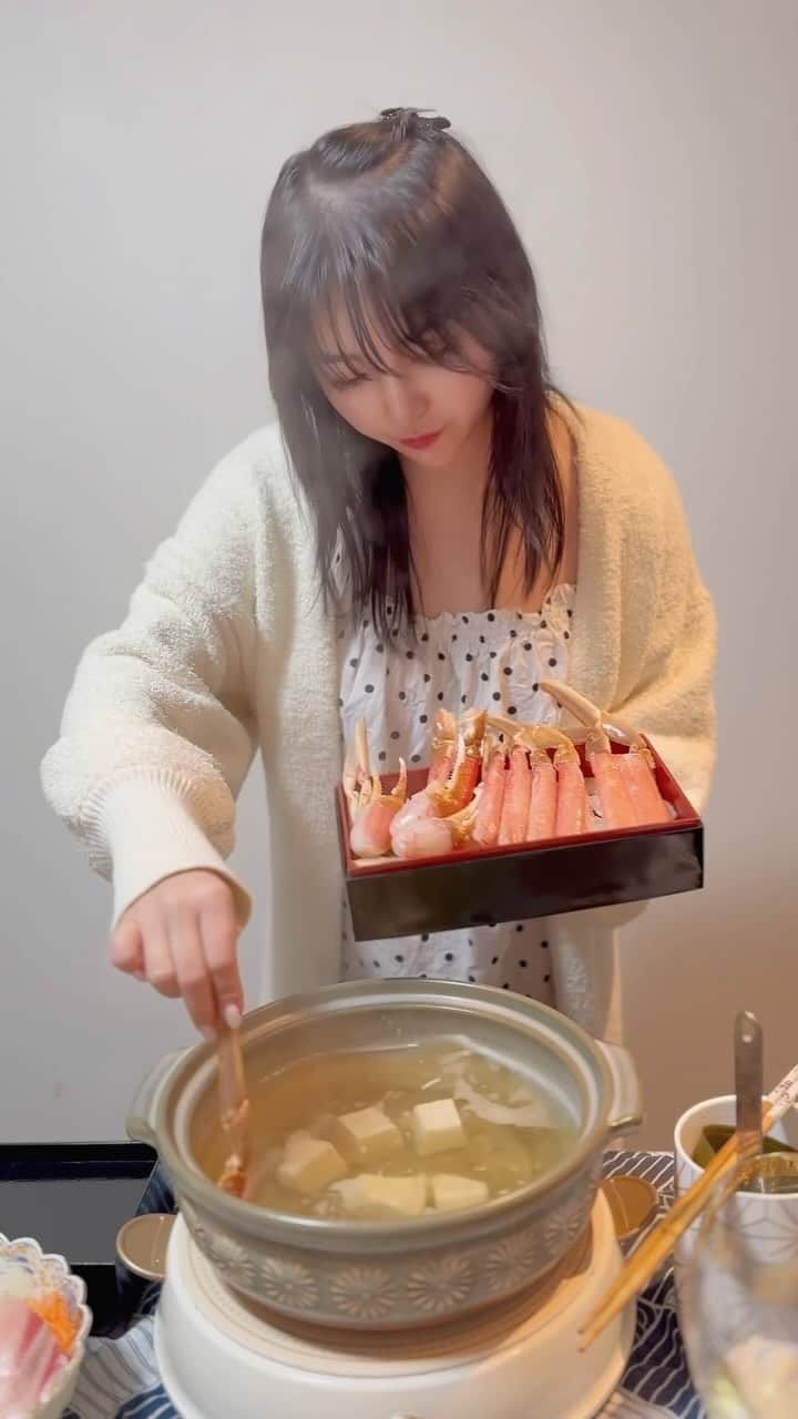 大塚里香のインスタグラム：「『蟹かに🦀』  お家で蟹しゃぶ ぽかぽか温まりました🍲  ポン酢には柚子を絞って香りと酸味が最高！ 卵巾着煮は半熟で…🥚  デザートは大好きなキルフェボン🫶🏻  【献立】 ✳︎蟹しゃぶ ✳︎牡蠣の昆布焼き ✳︎板わさ ✳︎卵巾着煮 ✳︎お刺身（スルメイカ・鰤） ✳︎明太はんぺんチーズ ✳︎なまこ  ✼••┈┈┈┈••✼••┈┈┈┈••✼ ••┈┈┈┈••✼ #cook #cooking #homedinner #hotpot #crab #wine #japanesegoods #和食 #蟹しゃぶ #蟹 #クッキング #おうちごはん #お家ごはん #牡蠣 #ワイン #料理 #献立 #たまご #キルフェボン #鍋」