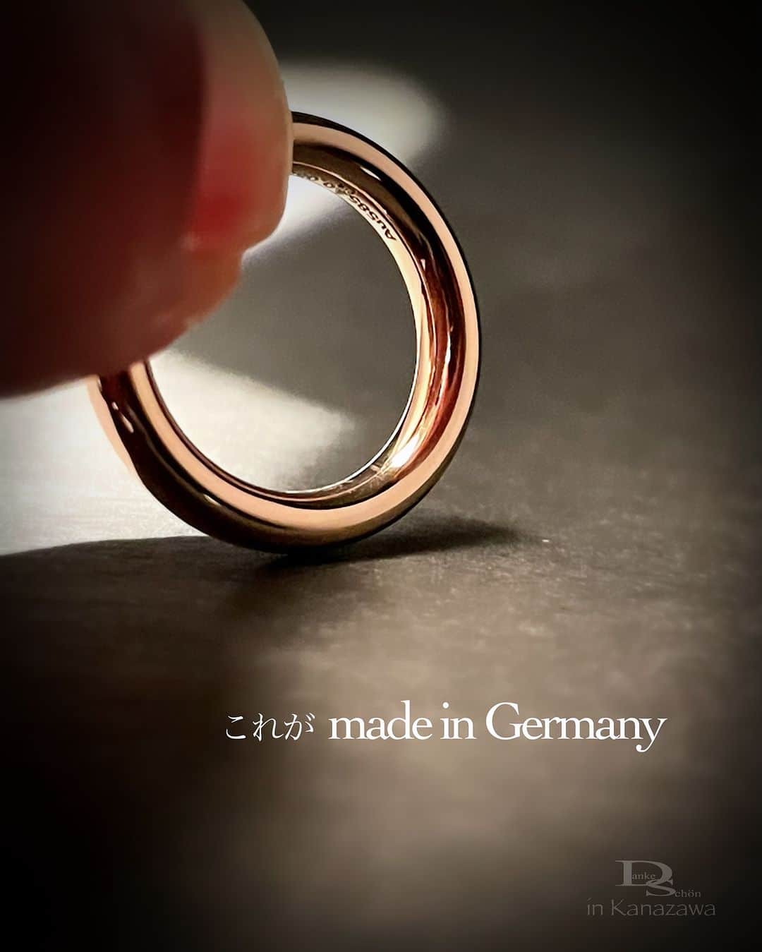 Danke schön ダンケ 金沢 結婚指輪 鍛造さんのインスタグラム写真 - (Danke schön ダンケ 金沢 結婚指輪 鍛造Instagram)「・ ・ ハイ🙌🏻 今日のバウアーさんは コレにします。 ・ ・ 丸っと 艶っと ・ ・ そして🙌🏻 ・ ・ チュルンの指通り ・ ・ これって‼︎ 地金をただ鏡面加工にしたからと言って 艶っとする訳ではなくて ・ ・ 地金の密度が密っとじゃないと こんな風に艶っぽくはならない ・ ・ しかもこの指輪の作りの違いは 何年・何十年後に必ず「差」となり かえってくる ・ ・ 「キレイ」な指輪はたくさんありますが 「美しい」指輪となるのです。 ・ ・ 「艶」では無くて「照り」が 堪らないのです🤭 ・ ・ 「傷」では無く「味わい・風合い」が 堪らないのです💘 ・ ・ 携われば携わるほど感じるのですが クリスチャンバウアーの指輪って ・ ・ 買って直ぐ 使って直ぐ ・ ・ お値段の違いが分からないから もどかしい反面 伝え甲斐のある指輪だと ・ ・ 寧ろ何年後 何十年後ふとした時に ・ ・ 「あれっ」と思いマジマジ指輪を見て なるほどこう言う事だったのか…と気付く ・ ・ その時に初めて 選び抜いて良かった「事」を実感 ・ ・ そこから先は指輪が 愛しくて愛おしいくて堪らなくなる ・ ・ 裏を返せば選び抜いたからには そこまで「使い込んで」欲しいのです。 ・ ・ きっと全ての感情の順番が逆で 訪れて来るのがバウアーさん ・ ・ コレを購入前に見抜けるか 見抜けないかの差はなんだろうね？ ・ ・ コレを伝え切る面白さが私の役目😆 私の腕💪の見せ所じゃなくて このオクチにかかってる🤭 ・ ・ 同じバウアーさんであっても どう捉えた人から話を聞くかで ・ ・ その後のお客様にも大きい差になるのだと 私は思っています。 ・ ・ それらもひっくるめて全てが逆になって 自分にかえってくる指輪。 ・ ・ これがDanakeが捉えた 「クリスチャンバウアー」です。 ・ ・ ・ ・ ・ 【工業系 鍛造削り出し】 🇩🇪クリスチャンバウアー 専門店 ・ ・ ワンランク上をいくノウハウの クリスチャンバウアーの選び方なら 『Danke schön 』 ・ ・ ・ —— 𝐃𝐚𝐧𝐤𝐞——— ▪︎ Instagramプロフィール 🔜 @danke2005  —————————————————————𝐒𝐜𝐡⍥𝐧——— ・ ・ #クリスチャンバウアー金沢 #鍛造指輪 #鍛造リング #結婚指輪 #結婚指輪オーダー #切削加工 #結婚指輪探し #結婚指輪選び #指輪探し #指輪選び #マリッジリング #結婚指輪金沢 #金沢結婚指輪 #セカンドリング #結婚指輪買い替え #地金屋鍛造 #ブライダルリング #結婚記念日 #ベビーリング #ドイツリング #クリスチャンバウアーダンケ #クリスチャンバウアーdanke #ダイヤモンドリング #セットアップコーデ #ミル打ち #フルエタ   ——————————————✈︎ ———  鍛造削り出し 🇩🇪クリスチャンバウアー 専門店 『𝐃𝐚𝐧𝐤𝐞 𝐬𝐜𝐡⍥𝐧』 ・ • 営業時間 am11:00〜pm9:00 • 定休日 : 木曜日 • 駐車場 : 店舗前OK • ご予約 : 優先 ・ ・ ——𝐃𝐚𝐧𝐤𝐞——————————————— ▪︎トップページ 🔜 @danke2005 ———————————————————-𝐒𝐜𝐡⍥𝐧」1月25日 12時37分 - danke2005