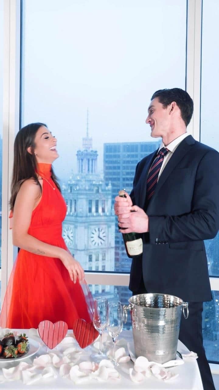 トランプ・ホテルのインスタグラム：「Love is in the air @trumpchicago 💞. Our Unforgettable Romance offer is the ideal way to elevate your romantic escape. Enjoy a complimentary bottle of sparkling wine, a chocolate welcome amenity, and a late check out at 2pm. We deliver a luxurious romantic getaway in the heart of Chicago.   #TrumpChicago #NeverSettle #TrumpHotels #ValentinesDay #CouplesRetreat #VDay」