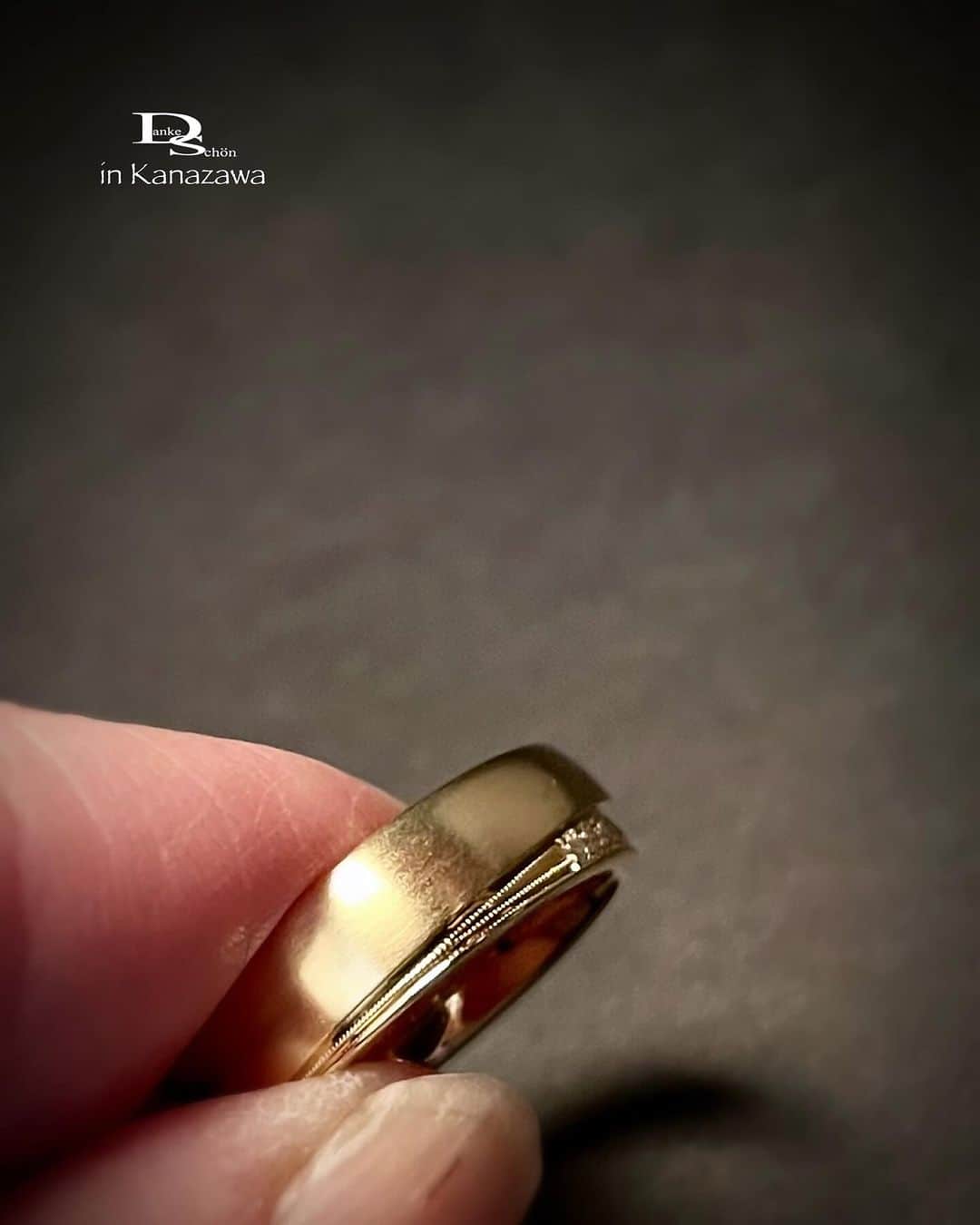 Danke schön ダンケ 金沢 結婚指輪 鍛造さんのインスタグラム写真 - (Danke schön ダンケ 金沢 結婚指輪 鍛造Instagram)「・ ・ ハイ🙌🏻 今日のバウアーさん コレにします。 ・ ・ ビジュアル的な撮影ではなく 細部に着眼画像です。 ・ ・ こう言う部分は ショーケースに並べられている状態を 見ているだけでは見抜けない部分では？と思い ・ ・ デザイン自体はDiaはハーフ そのDiaがブツっと途切れた印象に ならないかのように ・ ・ そう🙌🏻ミル打ち加工を施して エンドレス状態に仕上げたモデル ・ ・ このミルがなければ無いでデザインとして 成立するのかも知れないですが ・ ・ 敢えて施し…しかも🙌🏻 こんなに細かい細かいミル仕上げ ・ ・ ざっくり見てたら 線にしか見えないかも…。 ・ ・ ここに施すのはデザイナーの意向なのかも 知れないけど やっぱり手掛けるのは職人さん🙌🏻 ・ ・ こう言う見えない所にこそ バウアーさん拘るよね🤭 ・ ・ なぜか私🤭Diaキラキラ素敵でしょうの説明より こう言う所が目に留まるし伝えたくなるのです🤭 ・ ・ しかもここの部分は指輪を身につけていたら 完璧に内側に入り込む部分 ・ ・ 第三者にミル打ちねって 言われるどこれか気付かれない場所🤭 ・ ・ と言う事で🙌🏻 ・ ・ 📷2:敢えて ズームズームしてパシャリ‼︎ ・ ・ みなさんは指輪を見る時 どこに目が行ってます？ ・ ・ 是非！こう言う所も見て 比較検討くださいね。 ・ ・ ・ ・ ・ 【工業系 鍛造削り出し】 🇩🇪クリスチャンバウアー 専門店 ・ ・ ワンランク上をいくノウハウの クリスチャンバウアーの選び方なら 『Danke schön 』 ・ ・ ・ —— 𝐃𝐚𝐧𝐤𝐞——— ▪︎ Instagramプロフィール 🔜 @danke2005  —————————————————————𝐒𝐜𝐡⍥𝐧——— ・ ・ #クリスチャンバウアー金沢 #鍛造指輪 #鍛造リング #結婚指輪 #結婚指輪オーダー #切削加工 #結婚指輪探し #結婚指輪選び #指輪探し #指輪選び #マリッジリング #結婚指輪金沢 #金沢結婚指輪 #セカンドリング #結婚指輪買い替え #地金屋鍛造 #ブライダルリング #結婚記念日 #ベビーリング #ドイツリング #クリスチャンバウアーダンケ #クリスチャンバウアーdanke #ダイヤモンドリング #セットアップコーデ #ミル打ち #フルエタ   ——————————————✈︎ ———  鍛造削り出し 🇩🇪クリスチャンバウアー 専門店 『𝐃𝐚𝐧𝐤𝐞 𝐬𝐜𝐡⍥𝐧』 ・ • 営業時間 am11:00〜pm9:00 • 定休日 : 木曜日 • 駐車場 : 店舗前OK • ご予約 : 優先 ・ ・ ——𝐃𝐚𝐧𝐤𝐞——————————————— ▪︎トップページ 🔜 @danke2005 ———————————————————-𝐒𝐜𝐡⍥𝐧」1月26日 14時08分 - danke2005