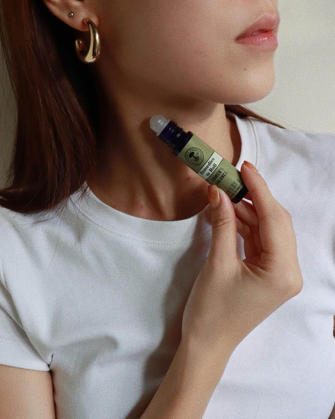 Neal's Yard Remediesのインスタグラム：「Transport yourself into a moment of calm, no matter where you find yourself. 🌸🌿⁠ ⁠ Discover the power of our Remedies to Roll collection, designed to bring you the benefits of aromatherapy in a handy, portable form.⁠ ⁠ Whether you need a mood boost, a moment of calm, or an energising breath of fresh air, our Remedies to Roll have got you covered anytime, anywhere.⁠ ⁠ 📸​@shingsunnnnnnnnny⁠」