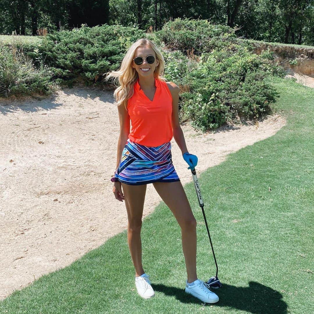 Elise Lobbさんのインスタグラム写真 - (Elise LobbInstagram)「Yes, I putt with my glove on 🤪🙈🧐 1 membership.. 6 clubs !!!🤩⛳️ CHECK OUT LINK IN BIO !! #golf #dormienetwork」6月4日 4時07分 - eliselobb