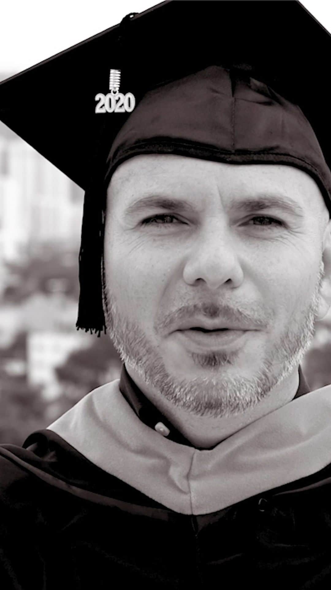 ピットブルのインスタグラム：「Making history, in historic times! Hats off to the grads all around the world including @academica @slamnorth @slamapollo2019 @slampalmbeach @slamspartans @slamosceolaofficial @slammiamiofficial @slambocaofficial @slampalmbeach @slam_atlanta @slambulls_nv @doralcollege @somersetacadinc @doralacademypreparatory @Materacademyinc @Pinecrestacademyschools @Ischseagles @cohea_bulldogs #classof2020」