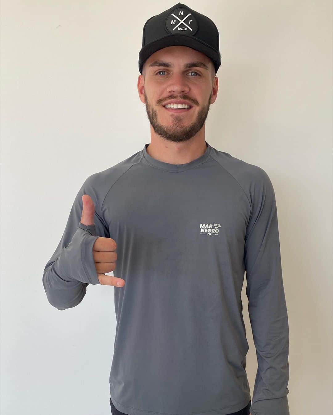 ナタンのインスタグラム：「Sempre presente nas minhas pescarias a  @marnegrofishing  tem qualidade e conforto, além das estampas diferenciadas 🎣👏🏻 Arrasta pro lado pra conferir algumas delas ✔️」