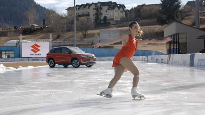 ヴァレンティーナ・マルケイのインスタグラム：「Che abbia inizio la sfida! ⛸❄️🚗💨 • @renatotravagliaofficial alla guida della SUZUKI VITARA HYBRID sfida l’eleganza e il controllo del pattinaggio di figura... secondo voi, chi vince tra i due?😉⛸🚗💨 • • IMPORTANTE: VITARA HYBRID utilizza dotazioni di serie ed io non mi sono fatta trovare impreparata😉  @suzuki_italia #VITARAHYBRID #allredeverything」