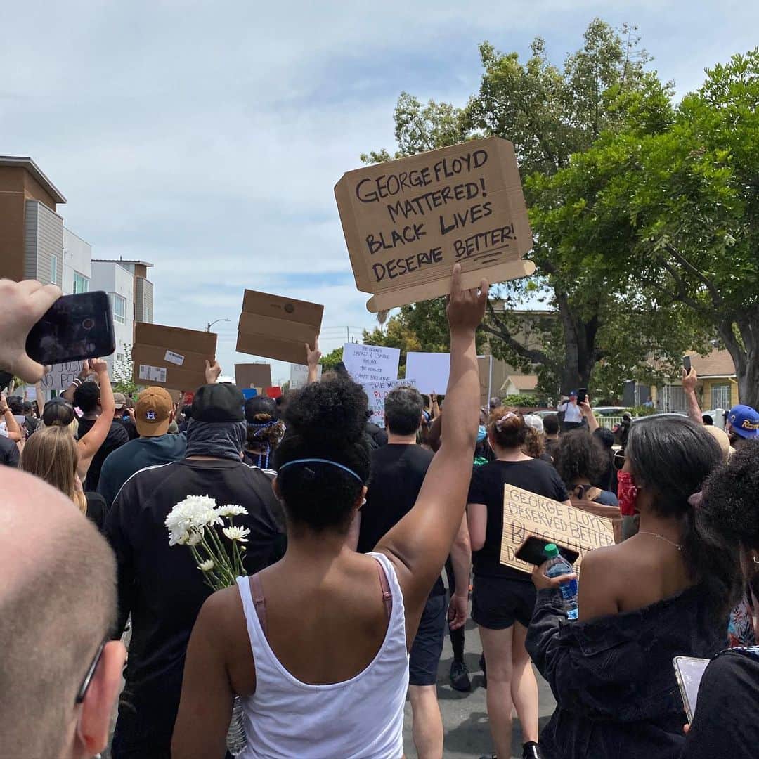 ロレンザ・イゾのインスタグラム：「Pull Up! #blacklivesmatterla a way to support- head to @mvmnt4blklives for their week of action, Wednesday is Community Relief- link in my bio」