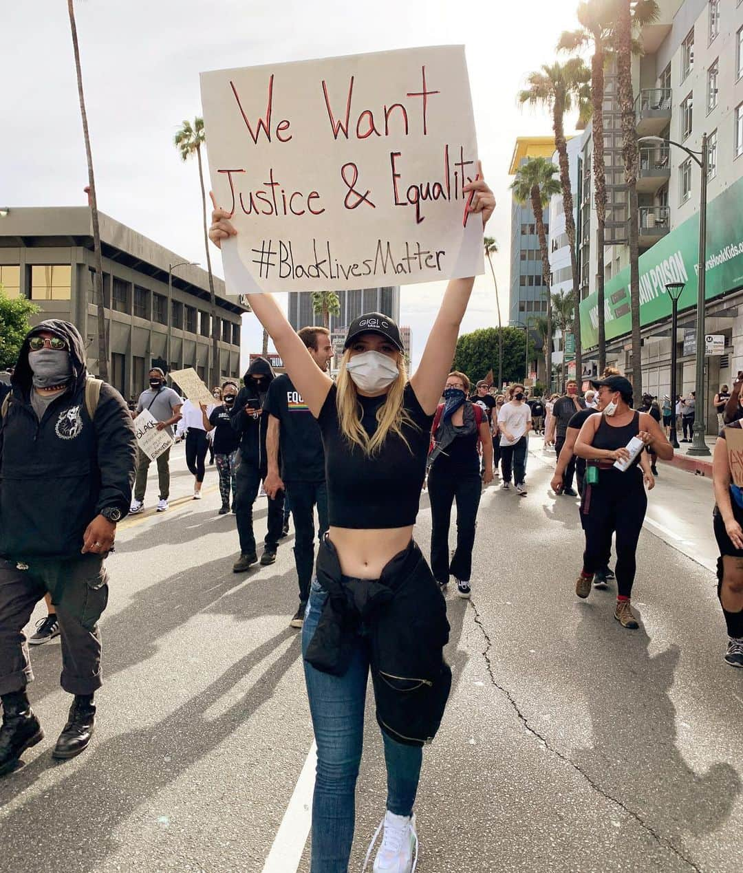 Leleponsさんのインスタグラム写真 - (LeleponsInstagram)「These days we peacefully gather to support our brothers and sisters against the injustice that is happening. Enough is enough, we are the change, no silence! George Floyd you will forever be in our hearts #blacklivesmatter (this was Monday)」6月4日 3時18分 - lelepons