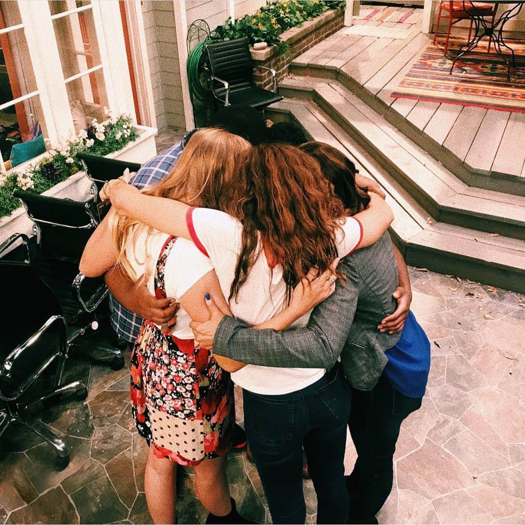 のインスタグラム：「I’ve been struggling with the right thing to say. I feel as though I don’t have the words, but it has been weighing heavily on my heart so I thought I’d share this: For 5 years of my life I was on a TV show, the group of people I worked with became my family. They loved and supported me, they accepted me and embraced me every second of every day. I’ve never felt more love in my life. They never treated me differently or made me feel like an outcast in any way. I can’t explain how truly lucky I was to have them in my life. My heart aches today, if only every human could be loved like this regardless of the way they look. It makes me beyond sick and I will never be silent regarding the matter of race. I was shown first hand how to love no matter the color of one's skin. I have absolutely no clue what it is like to walk in another’s shoes, nor can even come close to understanding, I also recognize the privilege I was born into but I can’t sit idly by during this disgusting injustice. I may never truly have the right words, all I know is if every human could love and respect one another HALF as much as this family showed me the world would be a damn beautiful place. Link in bio.」