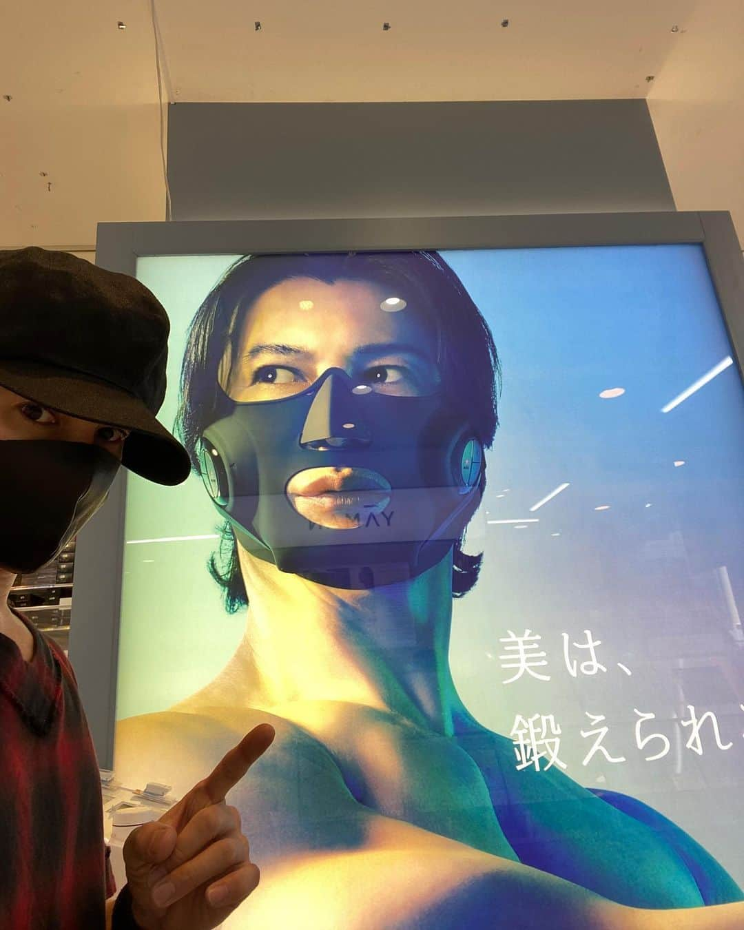 武田真治さんのインスタグラム写真 - (武田真治Instagram)「2020.6月某日 仕事行く前に一瞬寄り道☆ 新宿の#ビックロ にて#自分を盗撮⁉️📸　なんと、入ってすぐの一番目立つところに#ヤーマン #メディリフト の巨大ポスターが⚡️嬉しいなー😆 写真二枚目をご覧下さい、ピンク色もあります❗️ #美は鍛えられる ←これホント…いや、むしろ#鍛えなきゃ美しくならない のかも！（どこから目線？）是非お試し下さい(^O^) #武田真治 #PR」6月4日 3時58分 - shinji.takeda