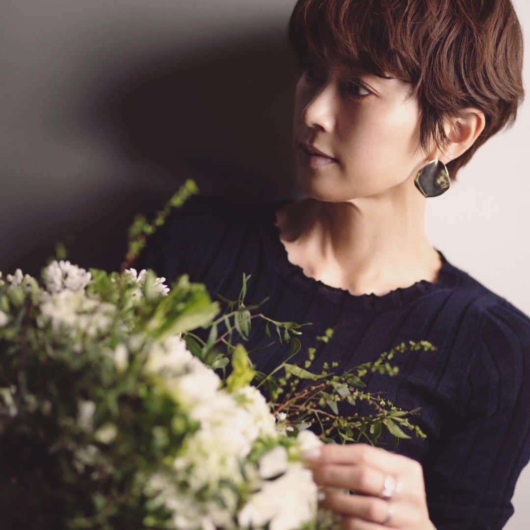 畑野ひろ子のインスタグラム：「【WILL GARDENからのお知らせ】 いつもWILL GARDENをご愛顧いただき誠にありがとうございます。 新型コロナウイルス感染症の拡がりに伴い、WILL GARDENのレッスンも自粛をして参りました。 レッスンにお申し込みいただいた皆様にはご迷惑をおかけしてしまい、大変申し訳ございませんでした。 ご協力いただき、ありがとうございました。 また、先日販売したアーティフィシャルフラワーボックスも大変な好評をいただきました。 ご購入いただきました皆様には心から御礼申し上げます。  今回のコロナウイルス感染症の影響で、お花農家さんや卸業者さんにも大きな被害が及んでいます。 皆様の中にも大変な想いをされている方もいらっしゃると思います。 だからこそ私たちは、お花を通して癒しやリラックスタイムを感じていただきたいと思っております。  今はまだ、皆様と同じ空間でレッスンを受けていただくことは難しい状況ではありますが、今だからこそ新しい形で皆様と繋がりお花を通して癒しの時間を提供できたらと考えております。  今後のWILL GARDENとしての活動は、詳細が決まり次第Instagramにて告知させていただきます。 是非ご覧ください。  １日も早く元の生活が戻ることを願っております。 今後ともWILL GARDENをよろしくお願いいたします。」