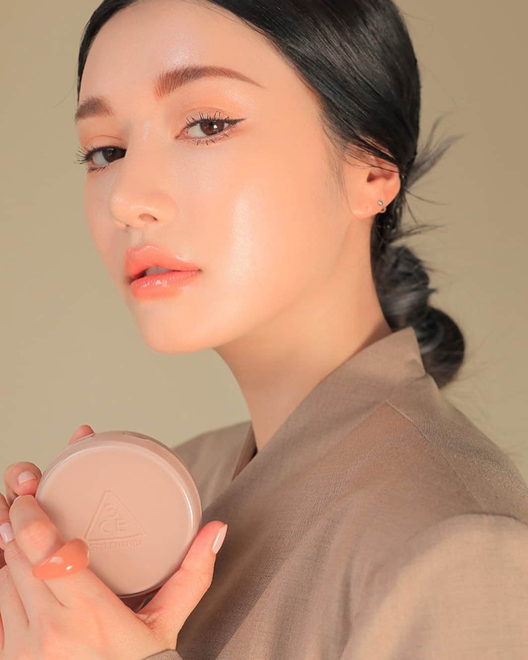 3CE Official Instagramさんのインスタグラム写真 - (3CE Official InstagramInstagram)「#3CEGLOWCUSHION 얼굴에 가득 차오르는 자연스러운 광채✨ - Natural glow that fills a face✨ #3CE #3CEGLOWCUSHION」6月3日 19時04分 - 3ce_official