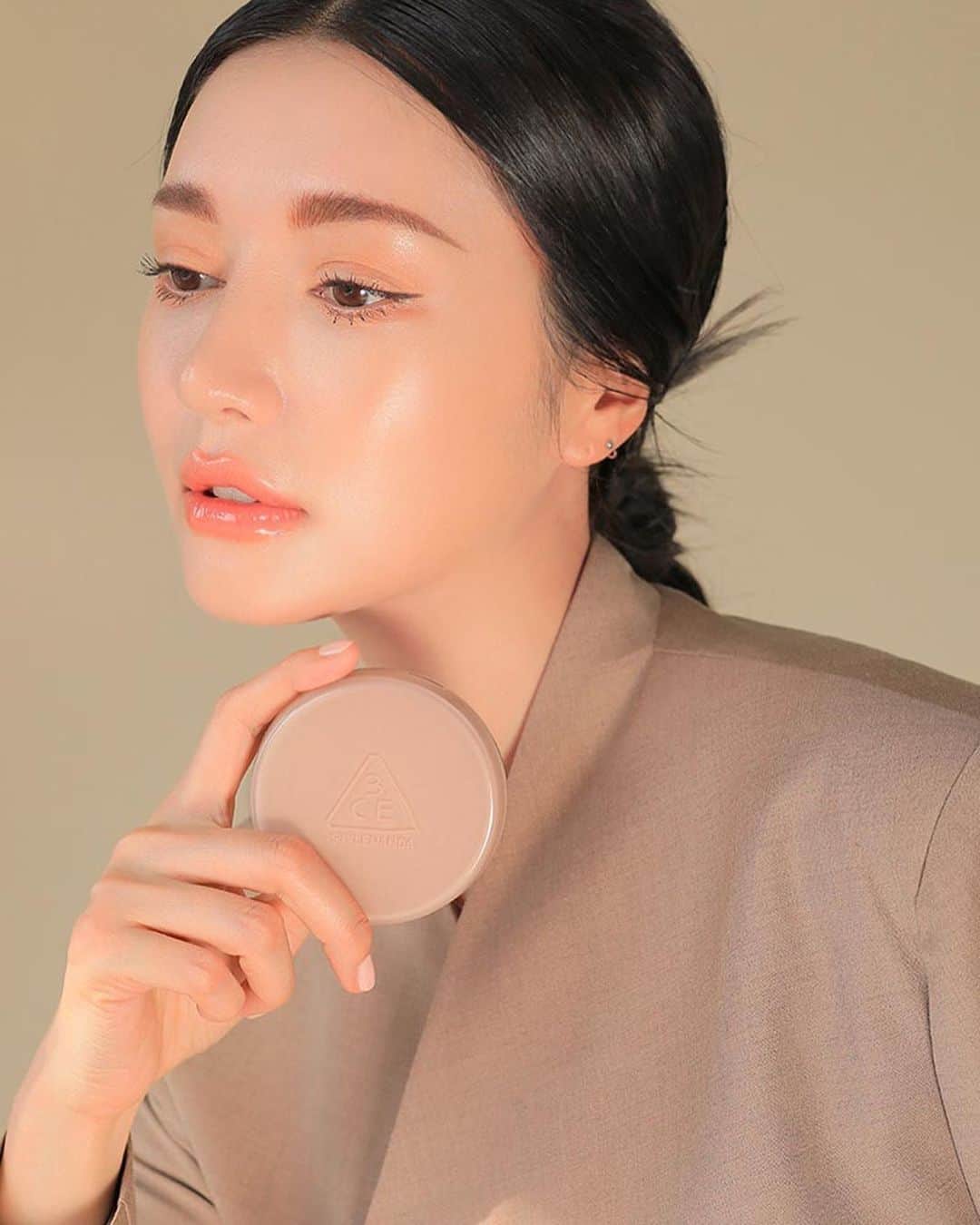 3CE Official Instagramさんのインスタグラム写真 - (3CE Official InstagramInstagram)「#3CEGLOWCUSHION 얼굴에 가득 차오르는 자연스러운 광채✨ - Natural glow that fills a face✨ #3CE #3CEGLOWCUSHION」6月3日 19時04分 - 3ce_official