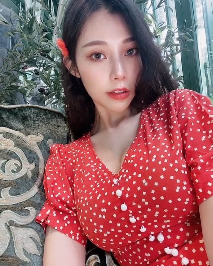 張香香のインスタグラム：「🍎🍓🍒🌹👠💋」