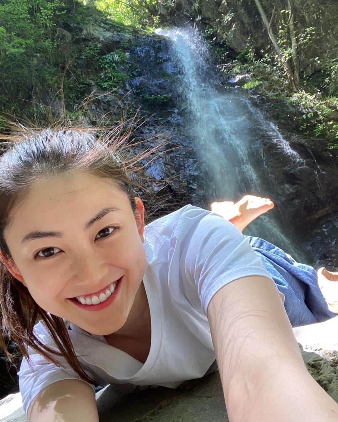 宮坂灯里さんのインスタグラム写真 - (宮坂灯里Instagram)「自然のパワーはすごい！  #滝#自然#マイナスイオン#森#散策#夏#東京#ストレスフリー#気分転換#リフレッシュ#リラックス#深呼吸#幸せ#笑顔#japanese #forest #refresh#relax#happy ♡」6月3日 19時13分 - m.akari27