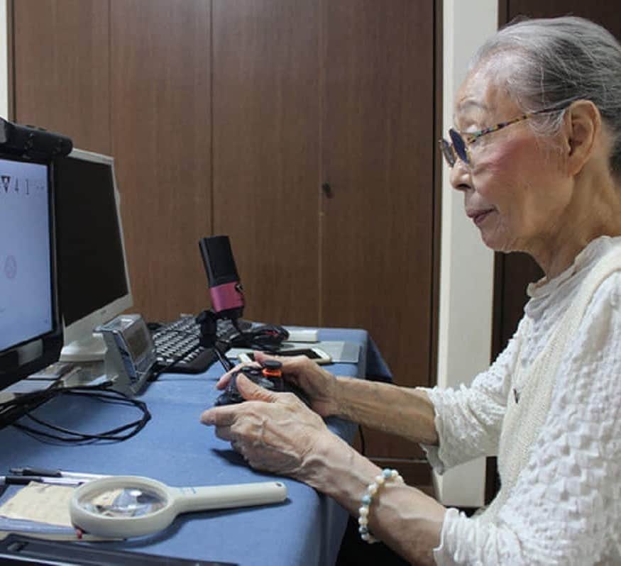 Remiwaのインスタグラム：「Mori Hamako con i suoi 90 anni, è la giocatrice più anziana del mondo su YouTube. La signora gioca attivamente da ben 39 anni, ovvero dal 1981. Guardando i ragazzini giocare ha pensato che dovessero essere molto divertente e quindi ha pensato che poteva divertirsi anche lei! Ha condiviso sul suo canale YouTube la notizia d’essere stata riconosciuta dal Guinness World Record come la più anziana youtuber di videogiochi.  Nel video ha anche ringraziato i suoi abbonati, dicendo che non sarebbe stata in grado di raggiungere un tale record senza di loro. Signora Homako sappia che anche noi facciamo il tifo per lei!!! 💪 😊 🐞 🤗 #game #videogame #youtube #guinnes #giappone #japan #videogiochi #signoreingamba #recording  #relax #record」