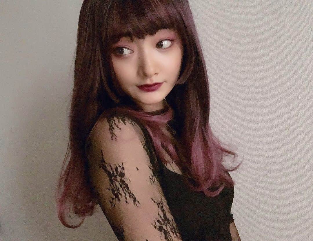 内田美麗（麗奈ゆう）のインスタグラム：「フィルターでブラウンに見えてるけど実はかなりの紫ぴんくのグラデーションヘアなのだ。 💜💖💜💖💜💖💜💖 #ヘア#ヘアスタイル#ヘアアレンジ#hair#hairstyle #hairarrange #ブライトララ #ウィッグ#グラデーション」